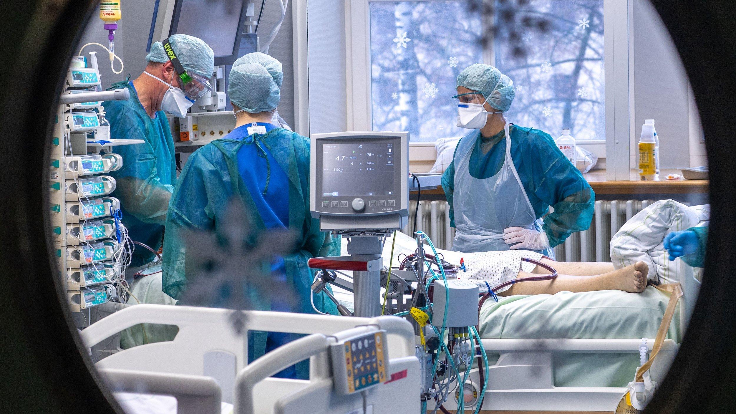 Ärzte und Pflegekräfte betreuen einen Patienten bei einer Lungenspiegelung in einem der Behandlungszimmer auf der Intensivstation in der Universitätsmedizin Rostock.