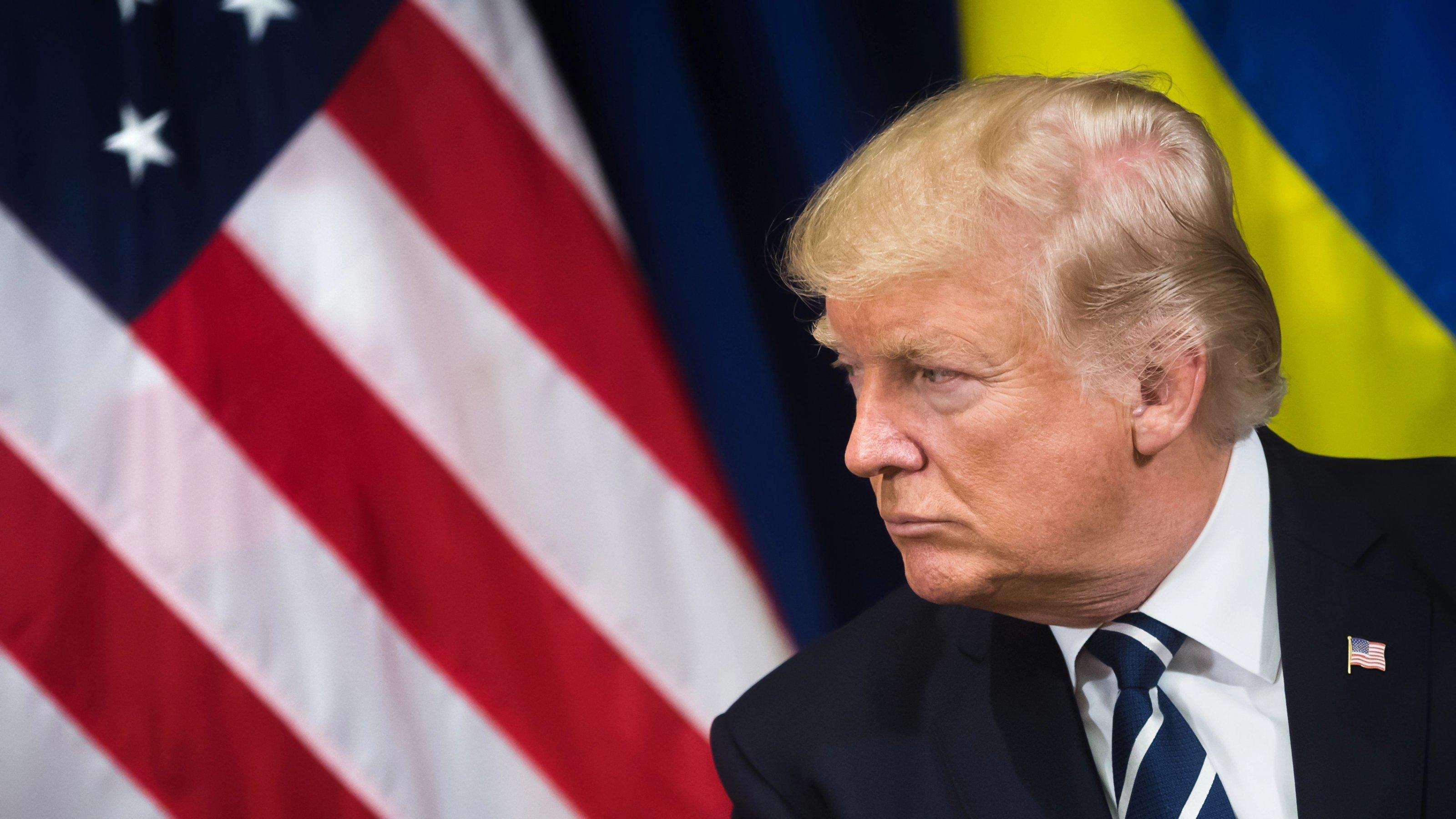 Donald Trump vor einer USA-FAhne