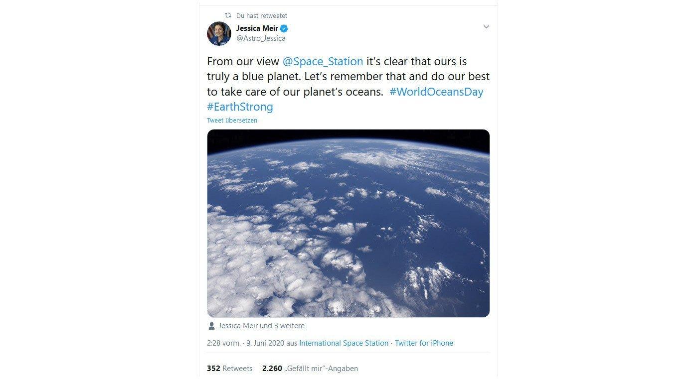 Zu sehen auf diesem Bild ist ein endlos erscheinendes Meer. Die Meeresbiologin und Astronautin Jessica Meir schreibt dazu in ihrem Tweet vom 9. Juni 2020: „Aus unserer Sicht @Space_Station ist es klar, dass unser Planet wirklich ein blauer Planet ist. Erinnern wir uns daran und tun wir unser Bestes, um uns um die Ozeane unseres Planeten zu kümmern.“