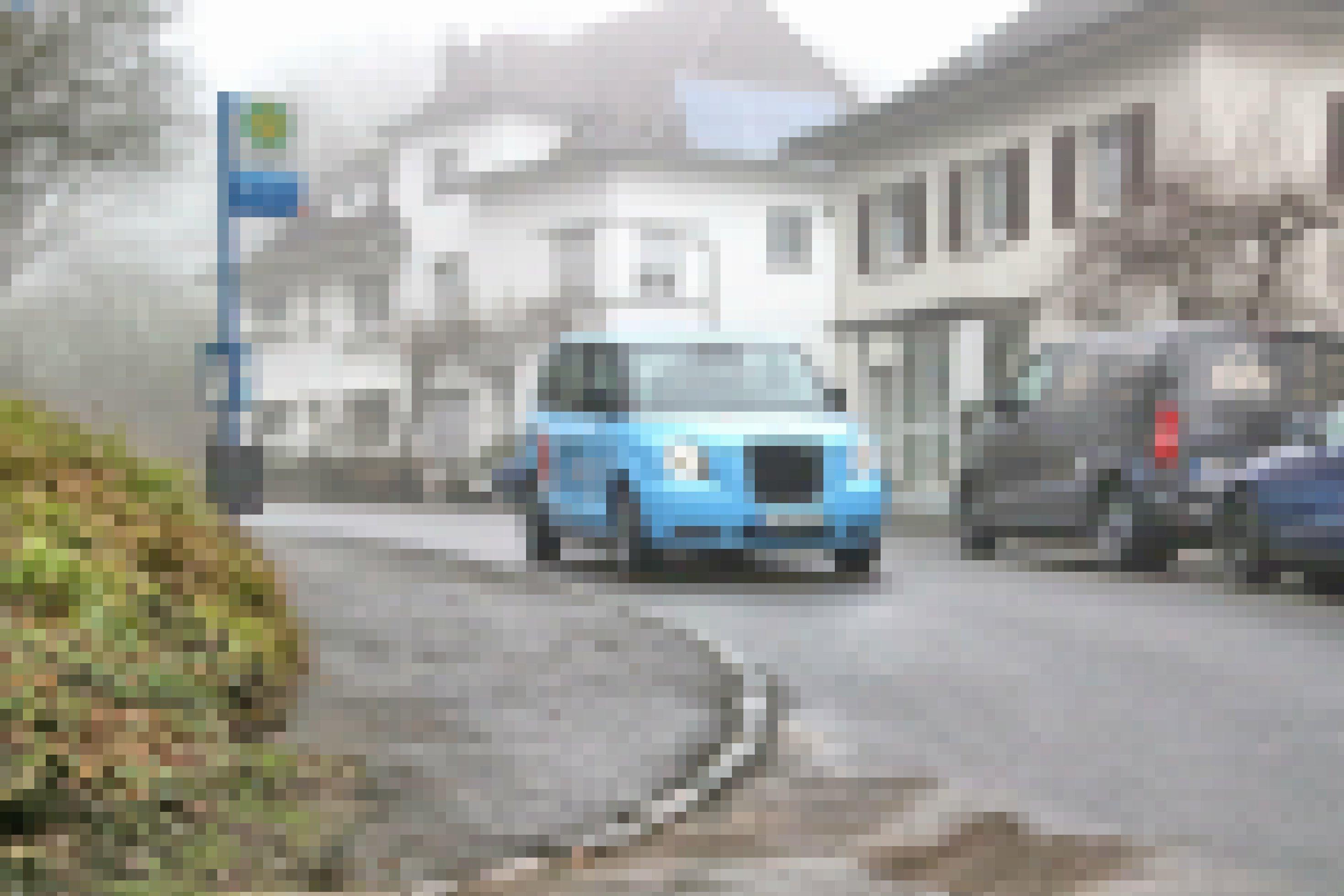 Ein "WSW Cab" der Wuppertaler Stadtwerke rollt einen Berg hinab.