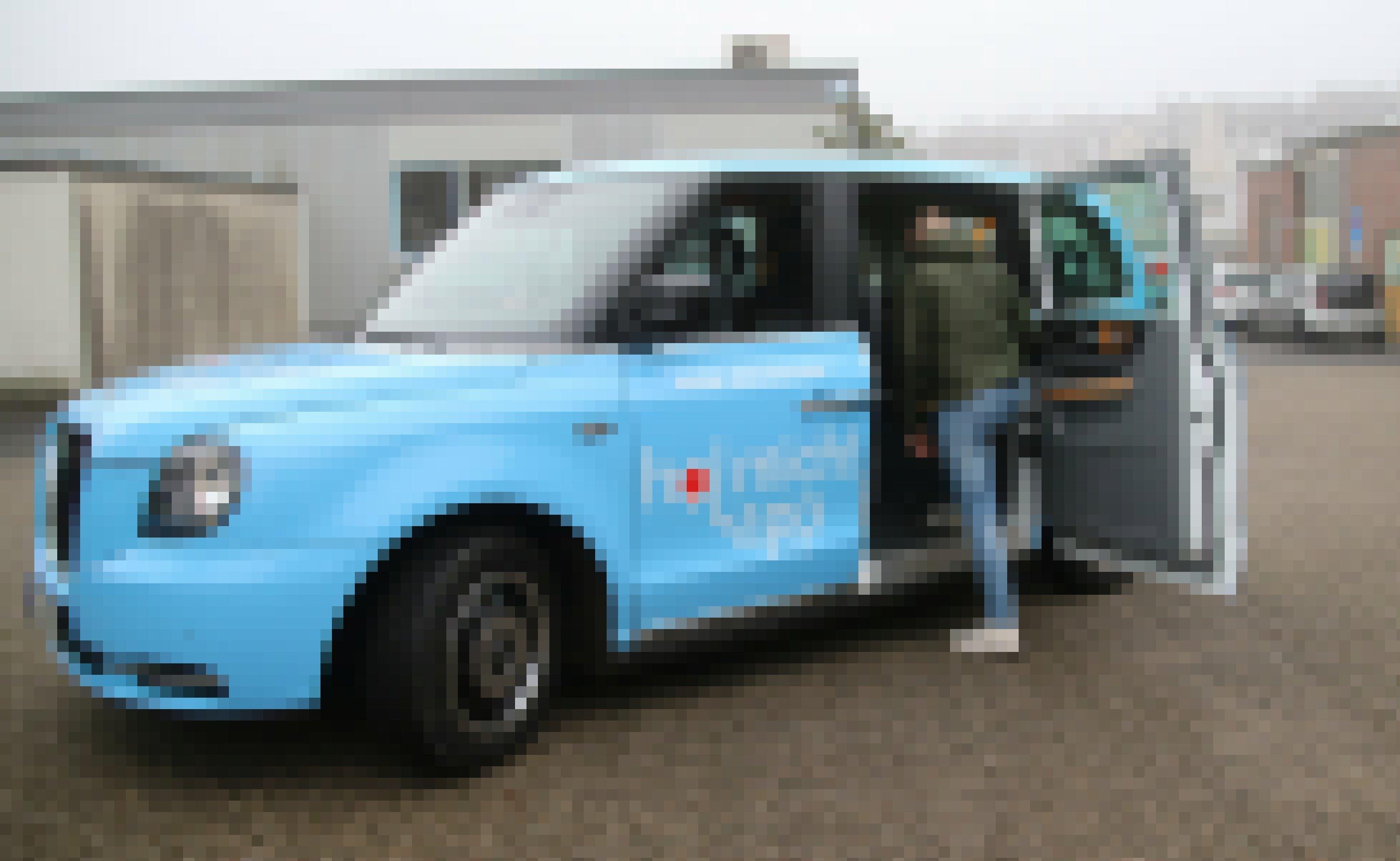 Ein Mann steigt in ein "WSW Cab" der Wuppertaler Stadtwerke.