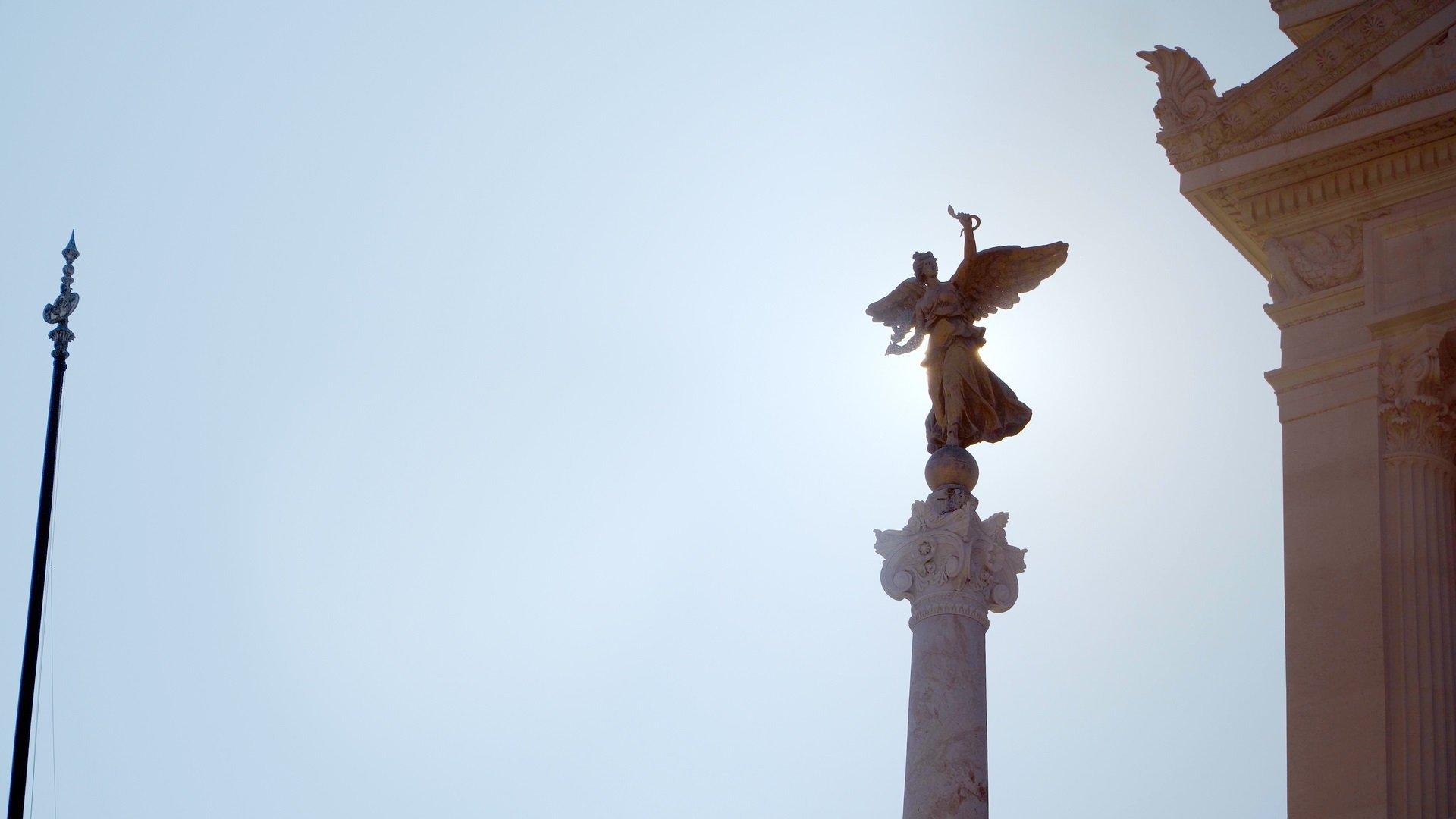 Blauer Himmel, in den eine hohe Skulpturensäule mit der Figur einer Göttin ragt sowie ein Stück eines barocken Gebäudes.