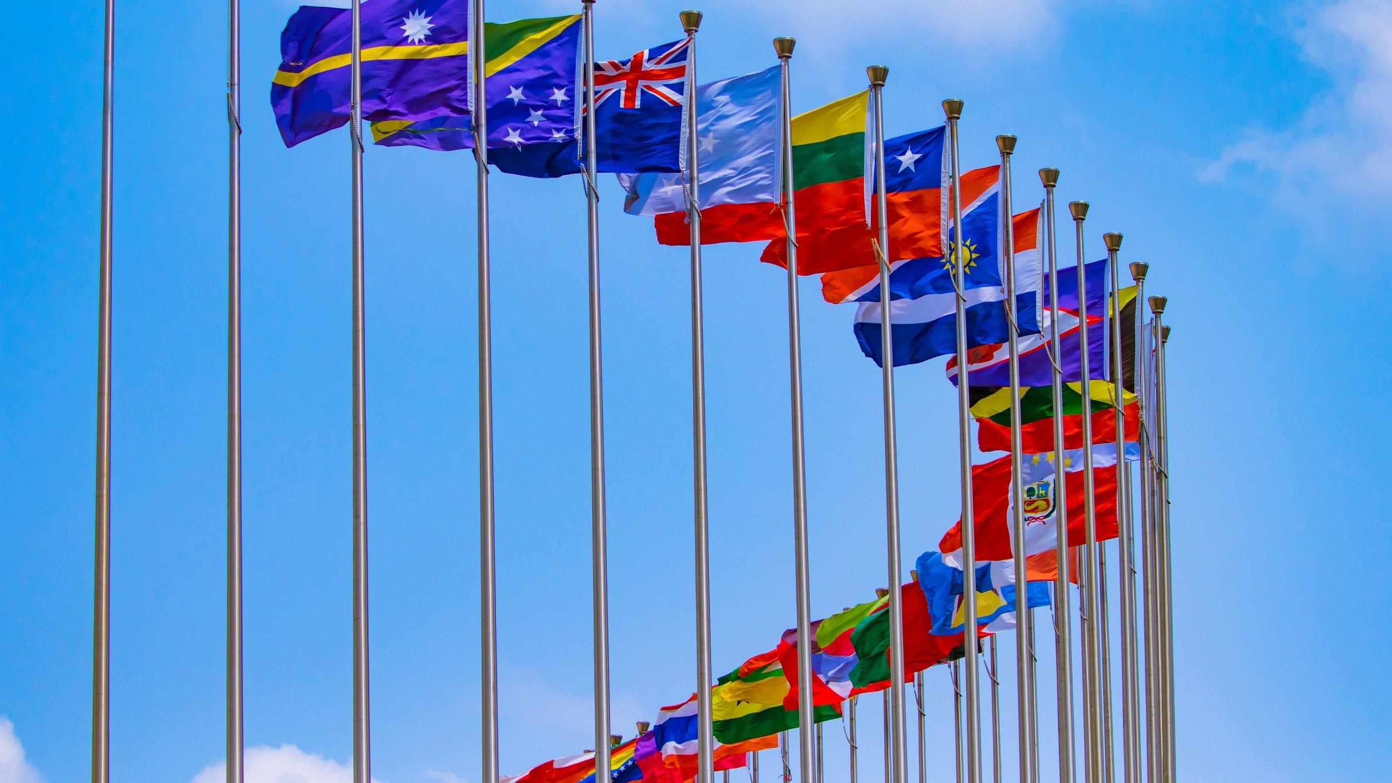Mehrere Flaggen der Vereinten Nationen