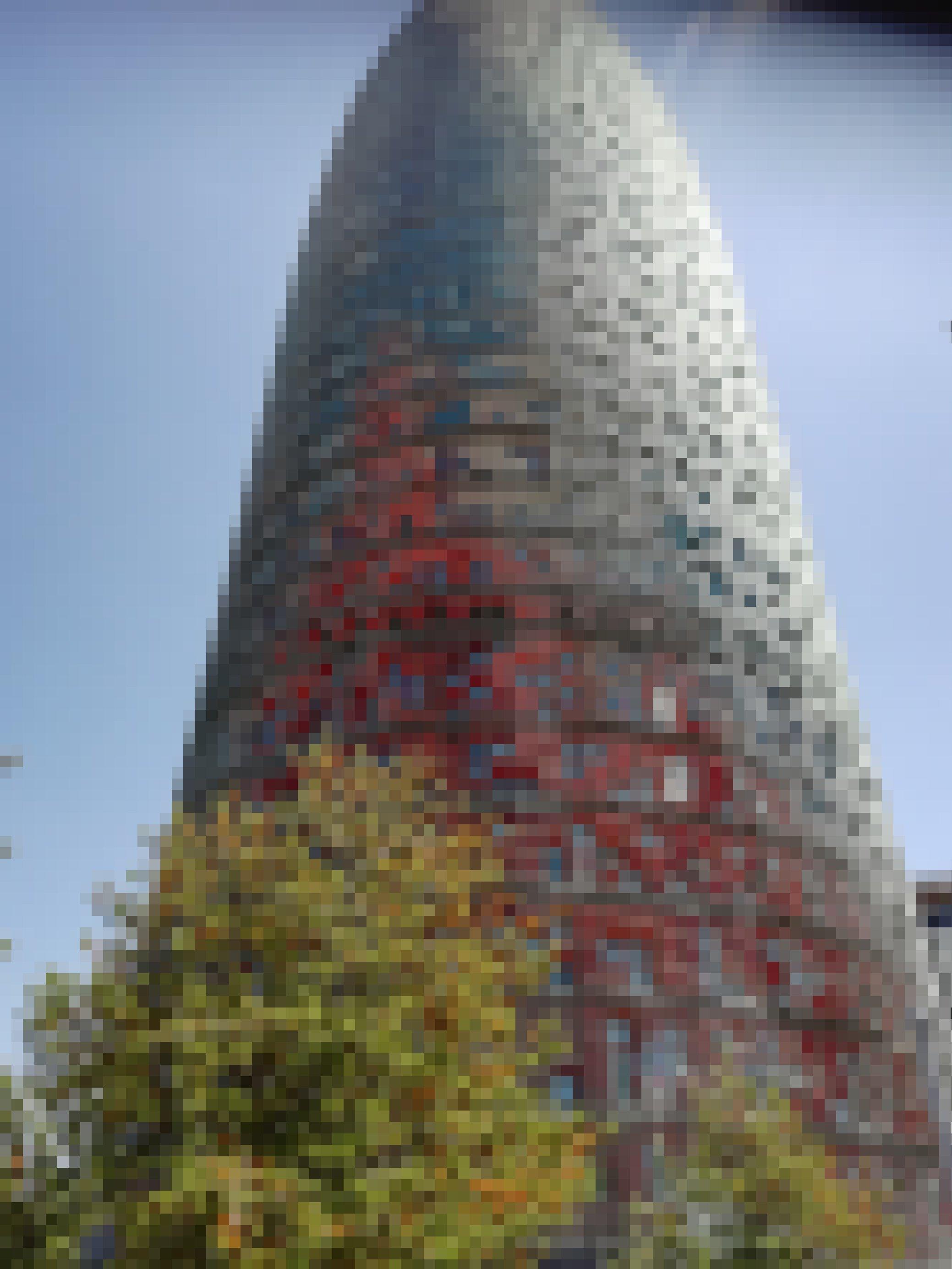 Blick von unten auf Jean Nouvels projektilartige Torre Glòries