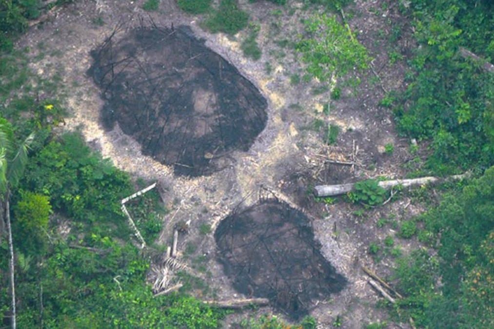 Luftaufnahme von zwei niedergebrannten Großhäusern im Amazonasregenwald