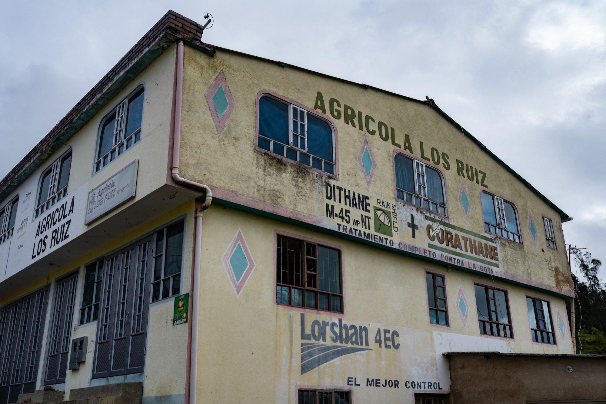 Geschäft „Agricola los Ruiz“. Auf die Fassade sind die Namen der Ackergifte mit Logos geschrieben, die dort verkauft werden.