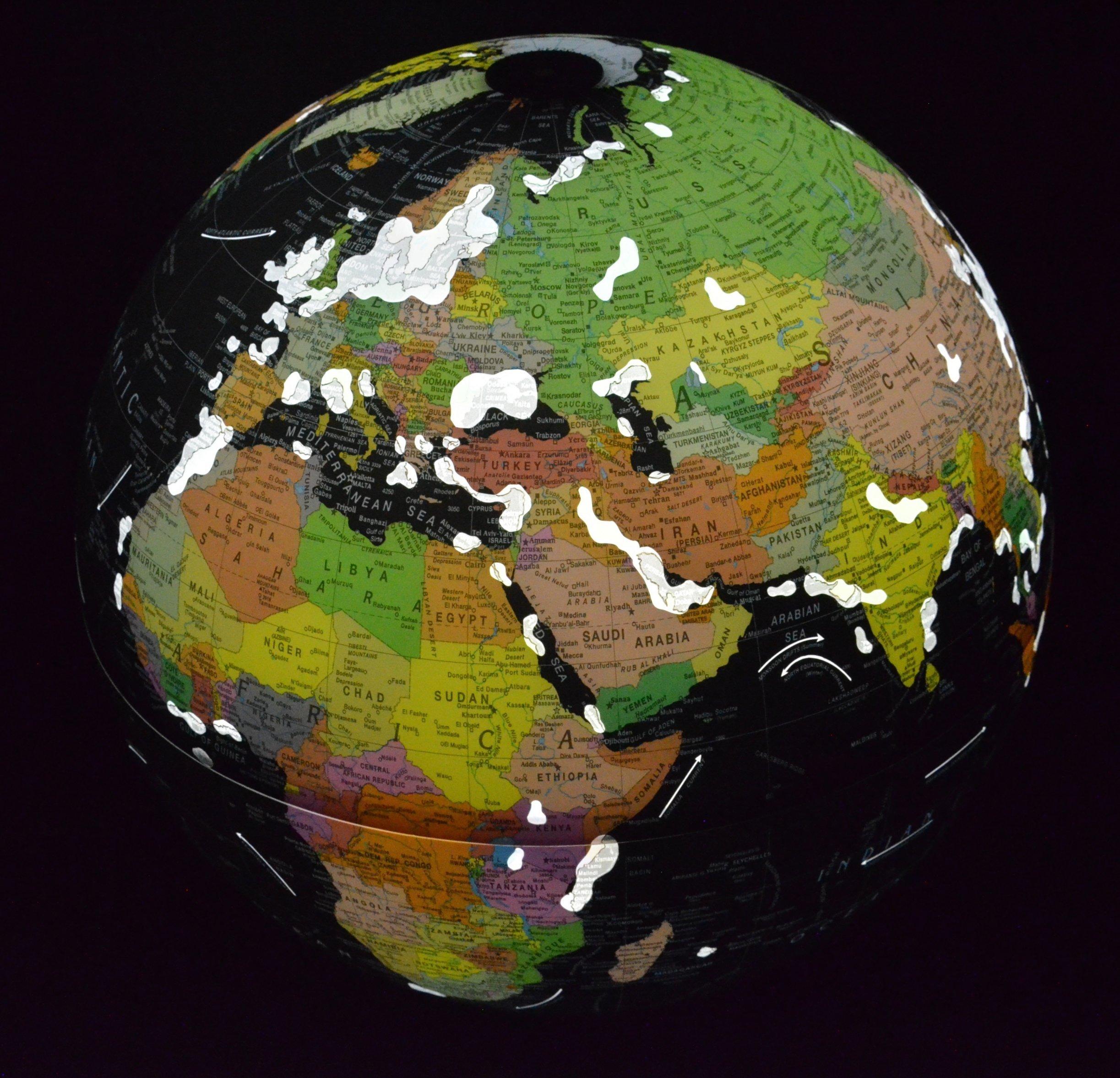 Globus des Künstlers Ingo Günther.