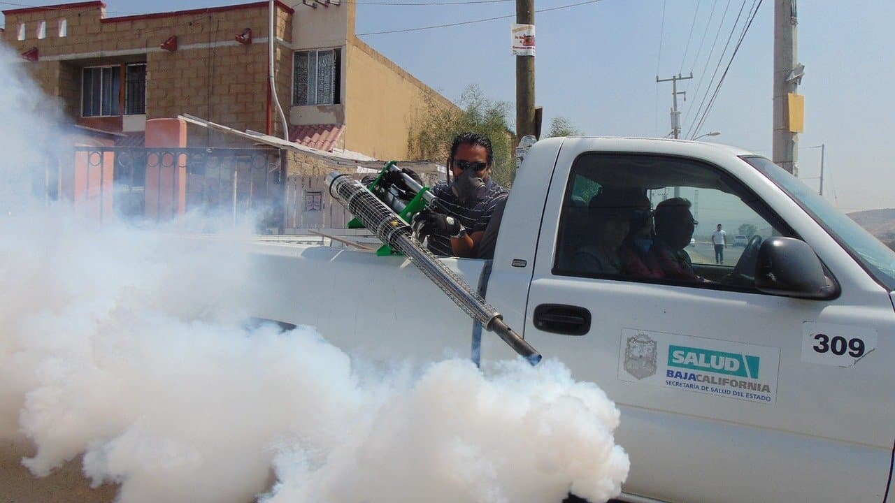2019 waren mit 2,7 Mio. laut einem Bericht der Pan American Health Organization in Süd- und Nordamerika so viele Menschen wie nie zuvor von Dengue-Infektionen betroffen. Das von Moskitos übertragene Dengue-Virus gehört zu den zehn größten Gesundheitsrisiken weltweit. Das Bild zeigt, wie 2016 in Kalifornien Insektenschutzmittel gegen Moskitos gespritzt werden.