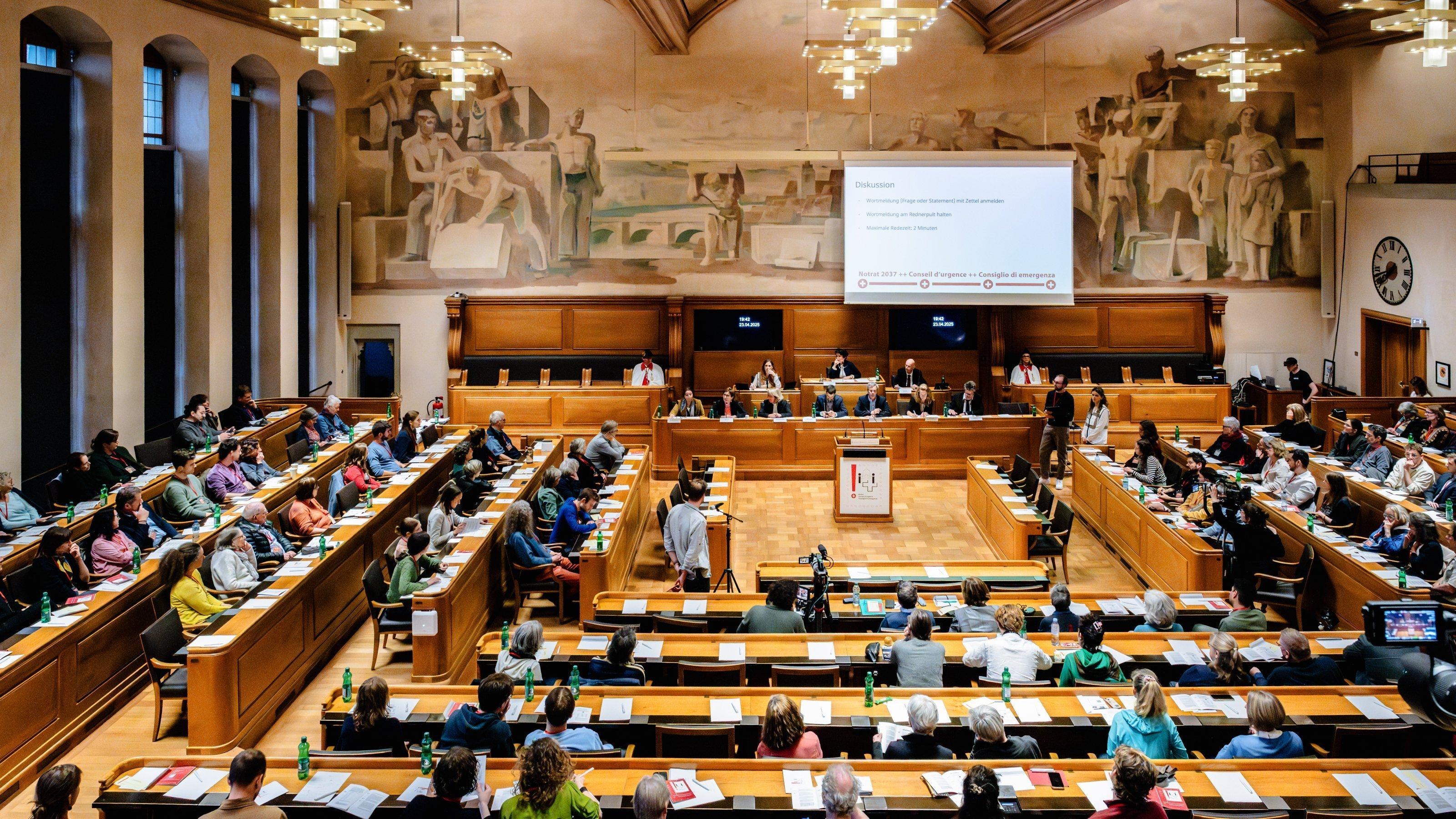 Der Sitzungssaal im Berner Rathaus: Das Publikum bildet den Notrat der Schweiz und debattiert über mögliche Maßnahmen.