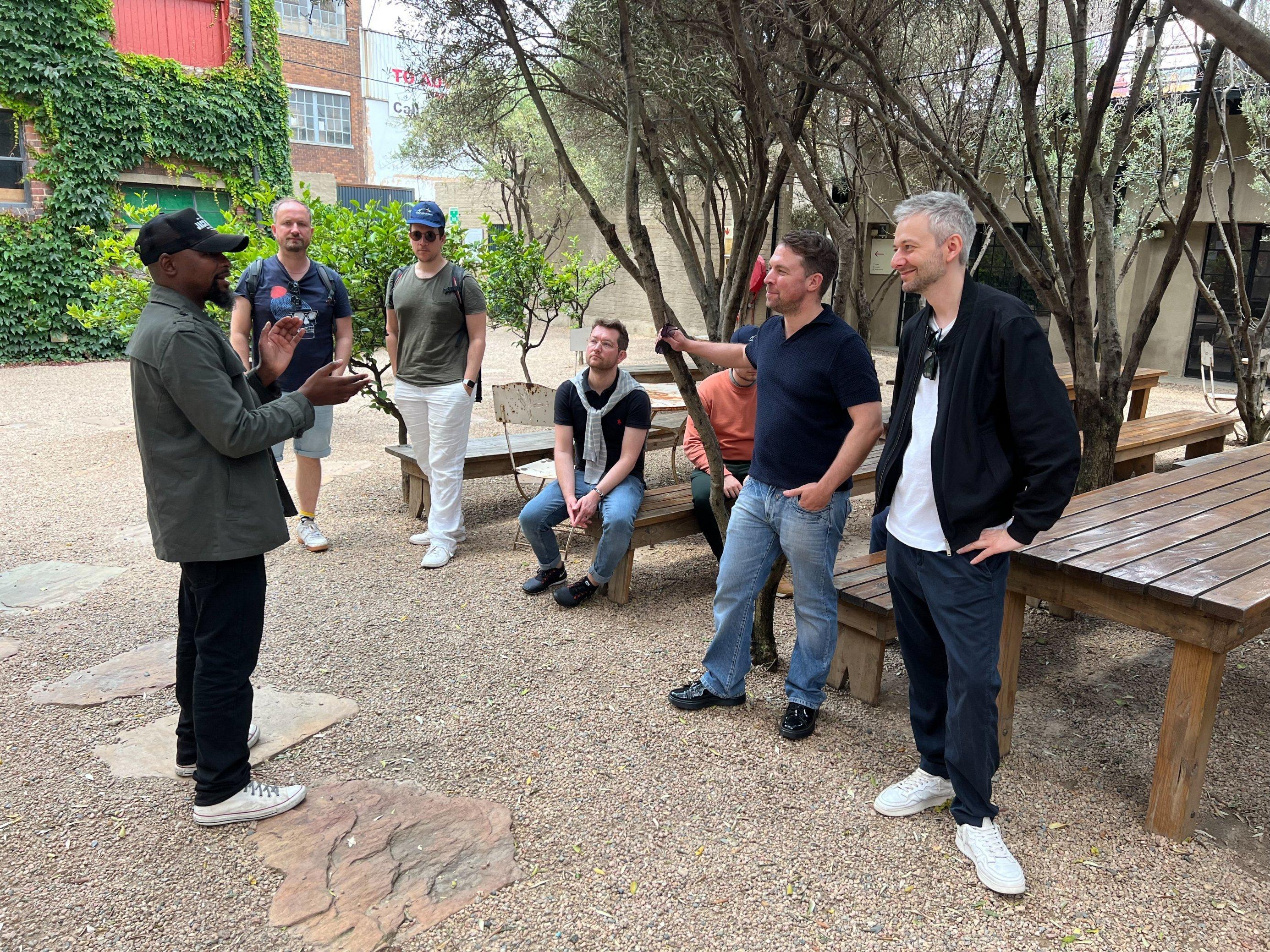Stadtführer Charly Mayo erklärt einer Reisegruppe die Stadt Johannesburg