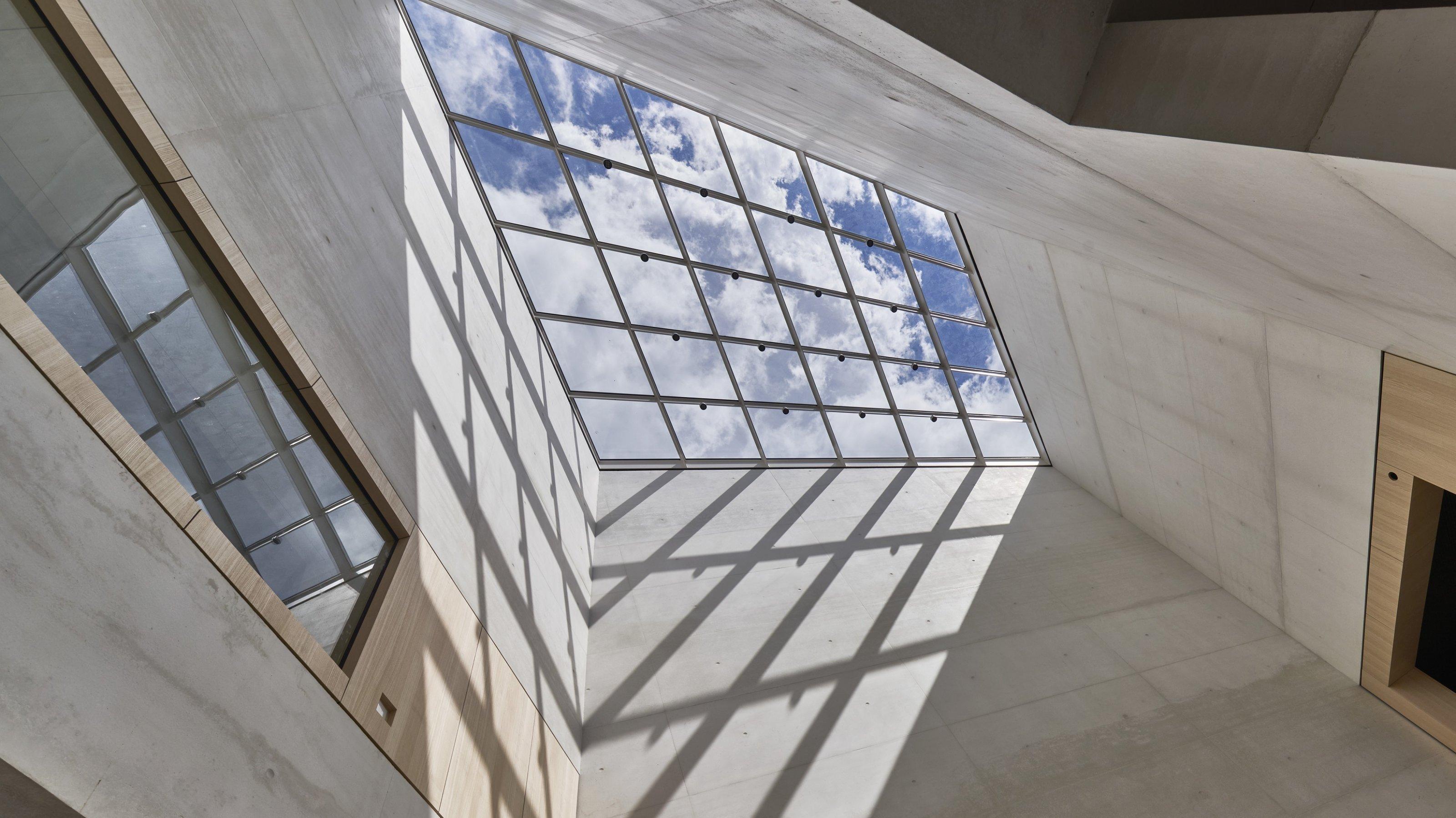 Blick  auf das Oberlicht des Neubaus des Jüdischen Museums Frankfurt von Staab Architekten.