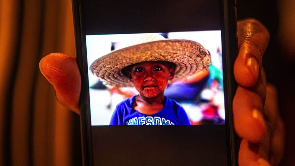 Bild eines Kindes, unterwegs zur Grenze zwischen Mexiko und den USA, auf dem Smartphone der Fotografin Whitney Godoy