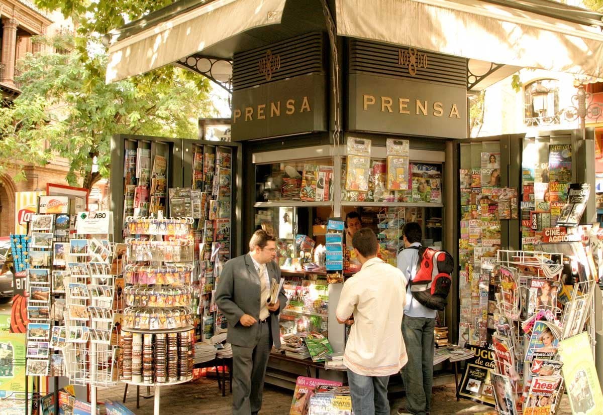 Kiosk in Madrid. Viele Zeitungsstände haben in den letzten Jahren in Spanien schließen müssen.