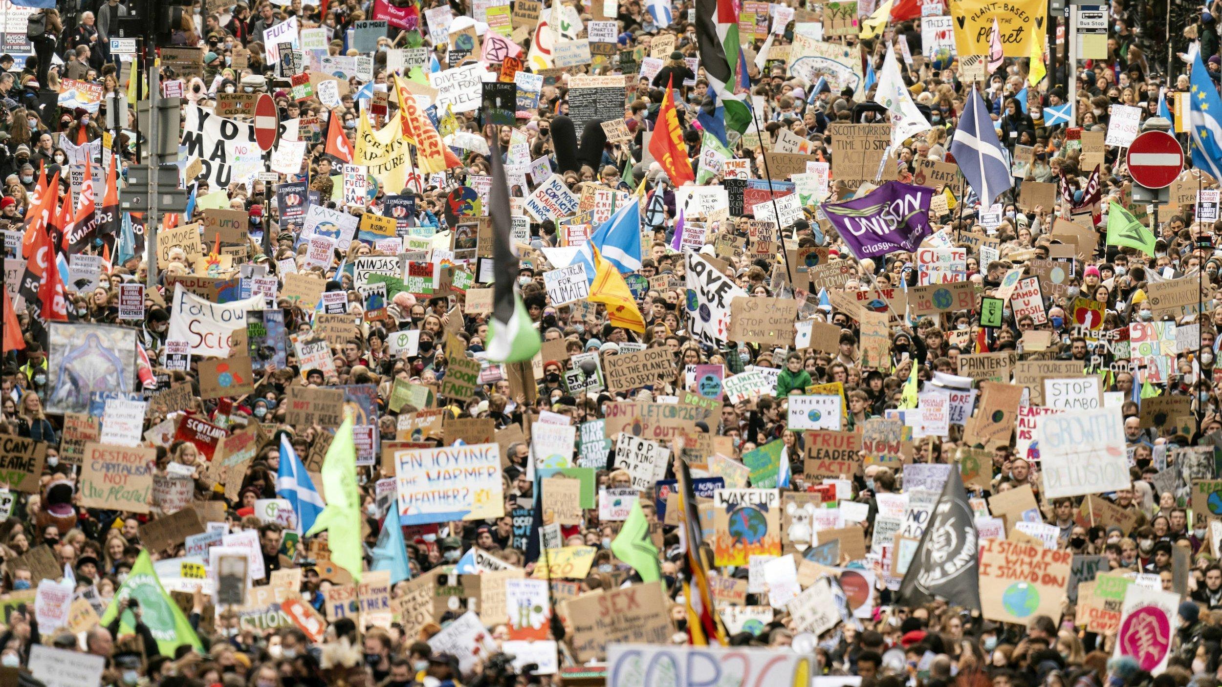 Eine riesige Menschenmenge mit vielen Plakaten für den Klimaschutz