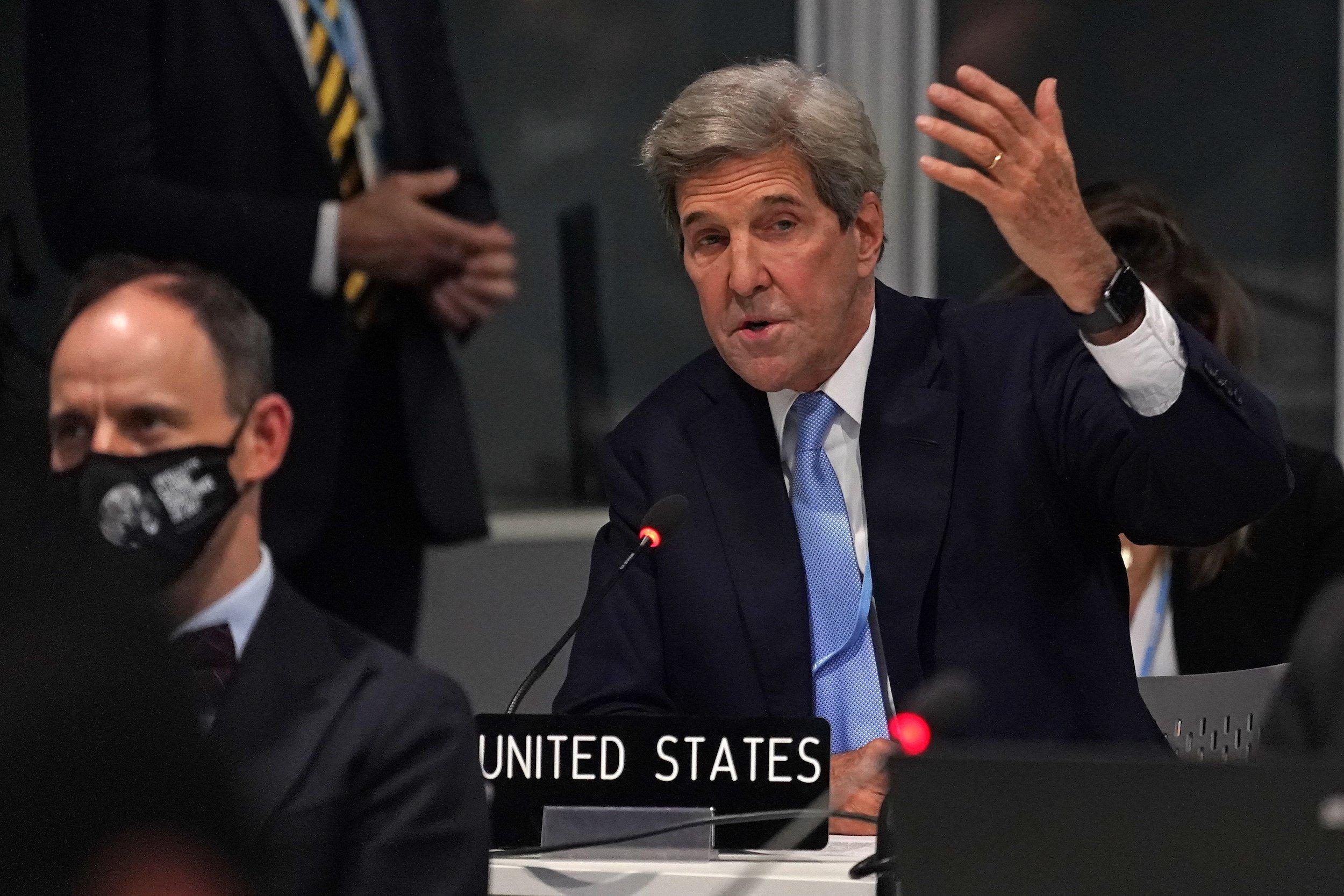 Kerry gestikuliert wild von seinem Sitzplatz in den Reihen der delegierten aus.