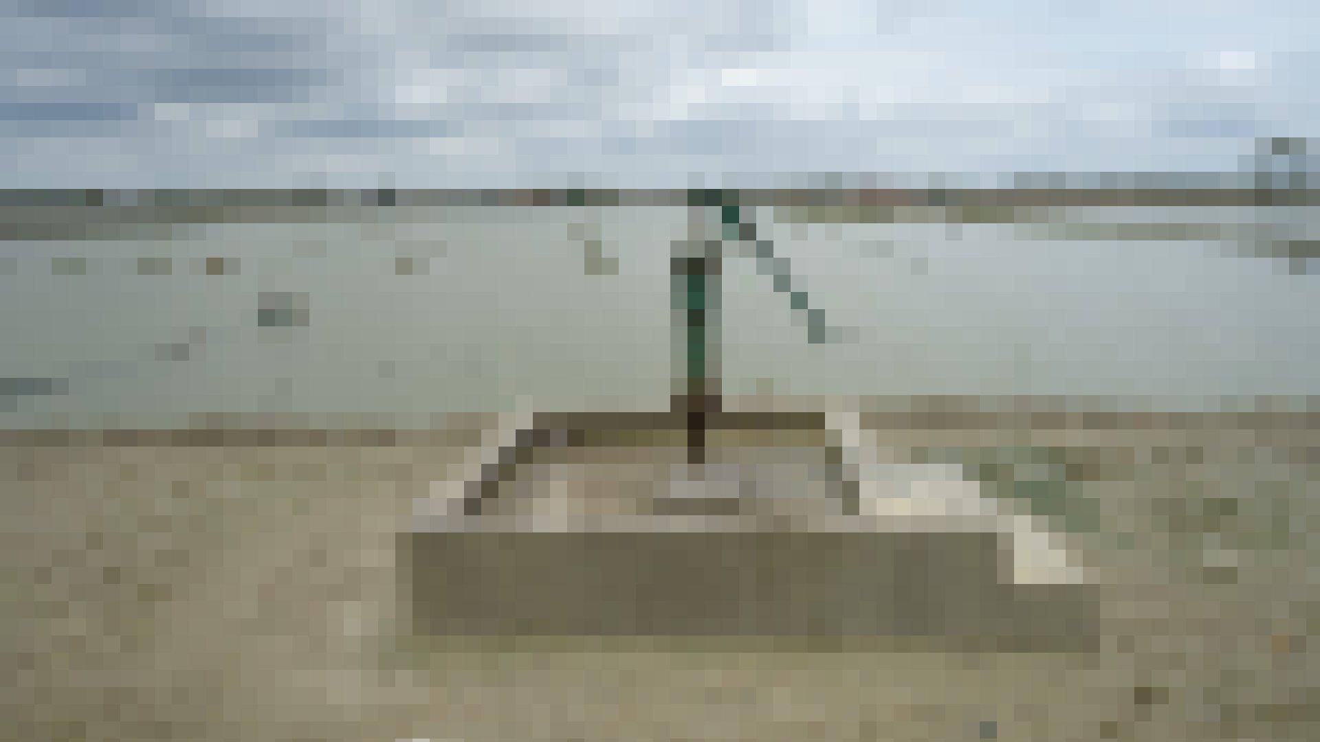 Ein Betonbrunnen vor grauem Wasser, Bangladesch