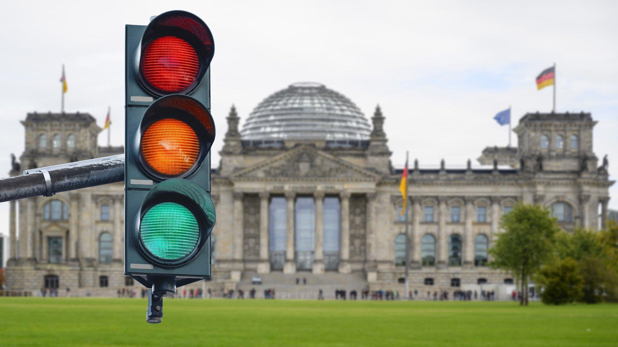 Ein Ampel vor dem Reichstagsgebäude in Herbststimmung als Symbol für die Ampel-Koalitionsgespräche. (Fotomontage, Themenbild, Symbolbild) Berlin, 20.10.2021