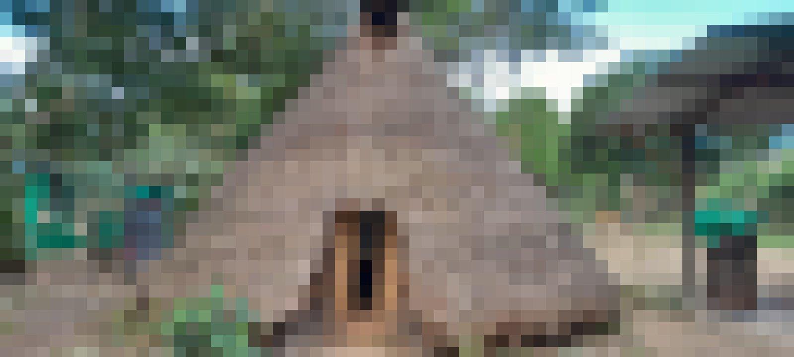 Kegelförmiges Haus mit runder Grundfläche und strohgedecktem Dach, das bis auf die Erde reicht.