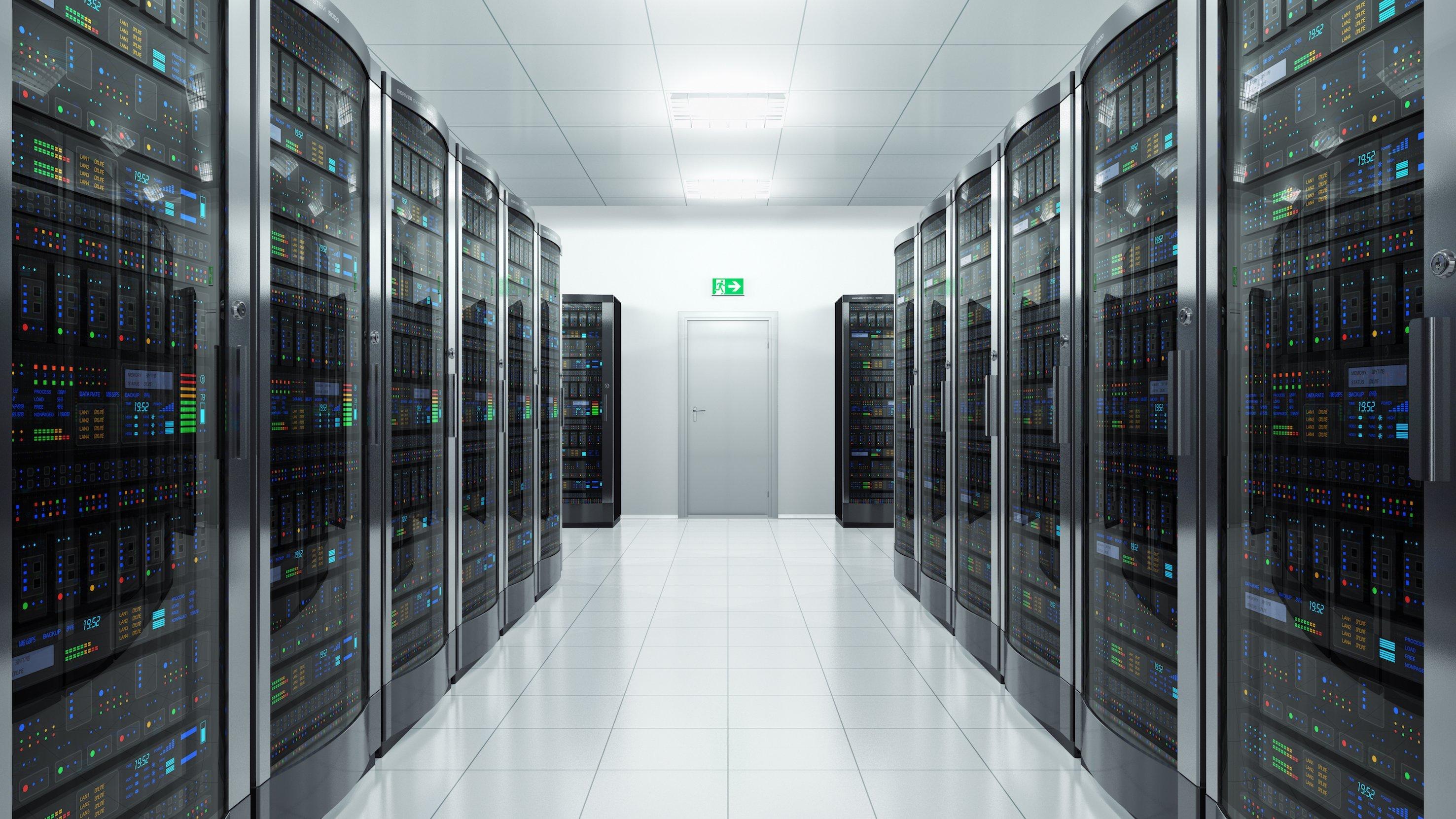 Aufnahme aus einem Serverraum. Links und rechts stehen große, schwarze Server. Der Raum ist weiß.