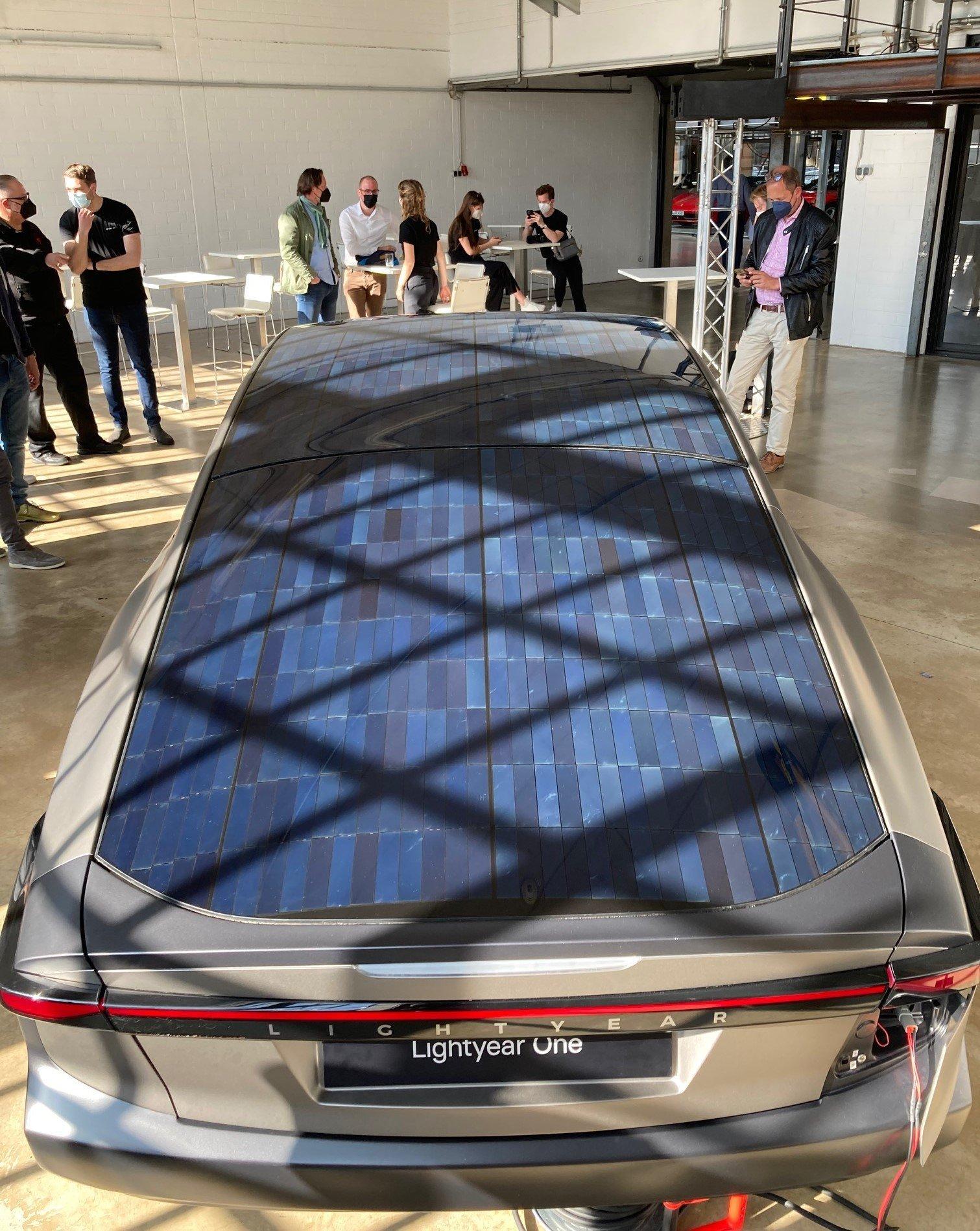 Ein Solarauto von hinten: Die Solarzellen bedecken das Dach und das Heck der Limousine, die in 2022 auf den Markt kommen soll.