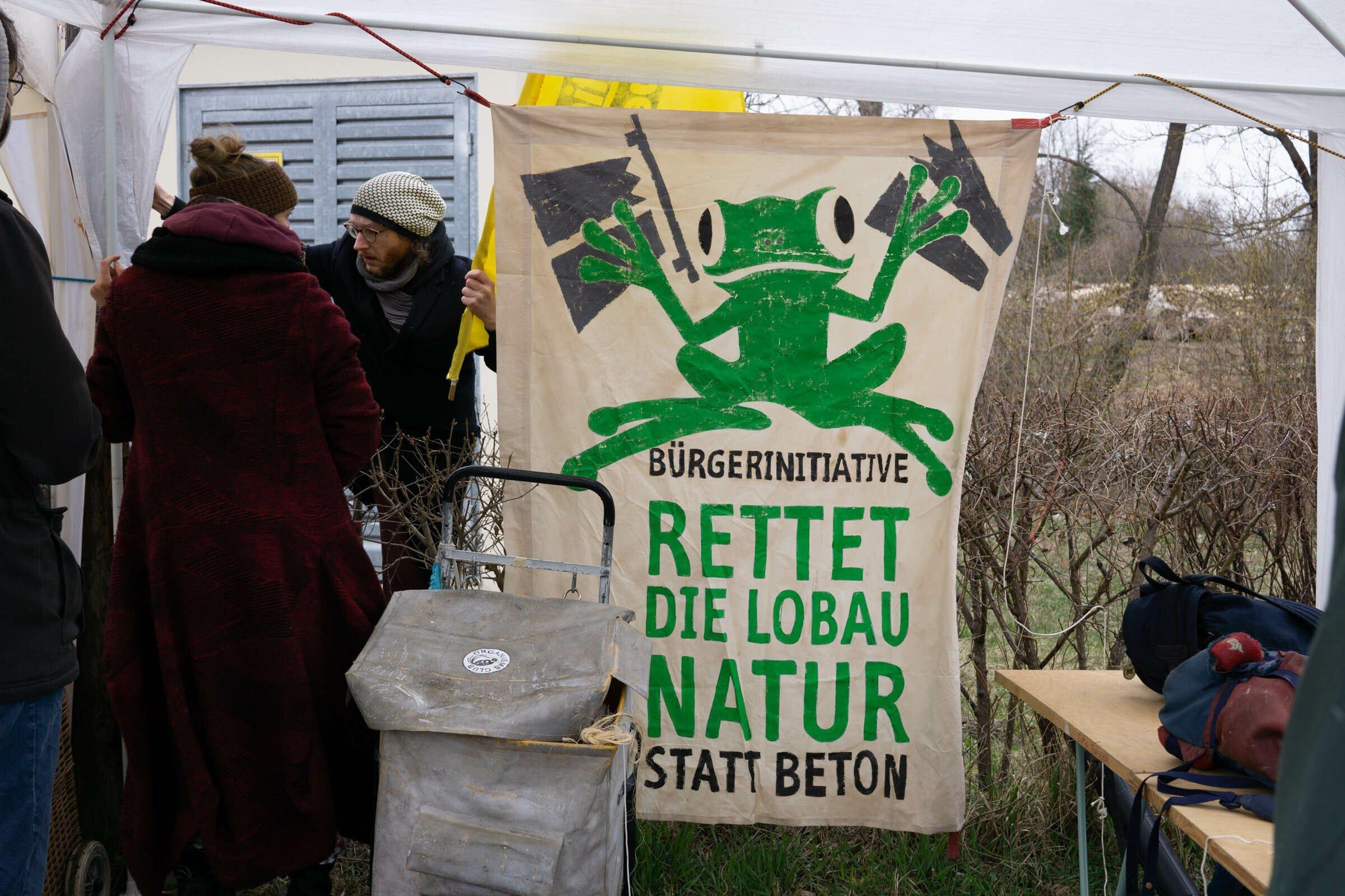 Transparent mit grünem Frosch der Bürgerintiative „Rettet die Lobau“