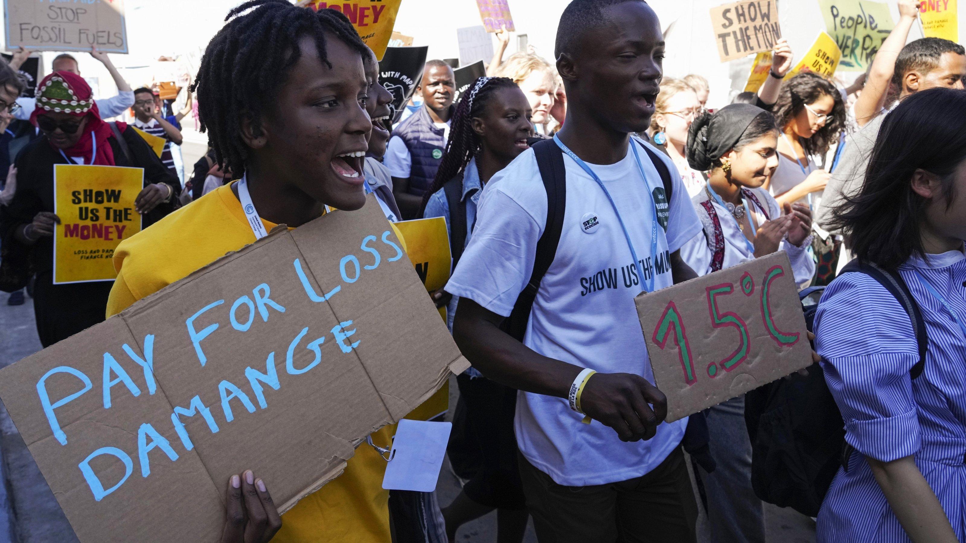 Die ugandische Klimaaktivistin Vanessa Nakate (links) protestiert auf dem Weltklimagipfel in Ägypten (COP27) für Entschädigungszahlungen der Industrieländer („Loss and damage“).