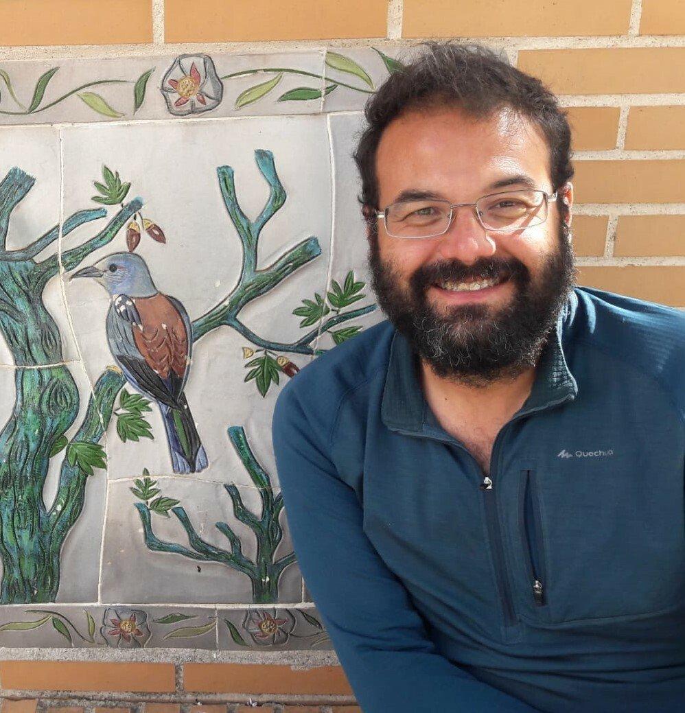 Luis Bolonio vor einer Wandkachel mit dem Bild einer Blauracke