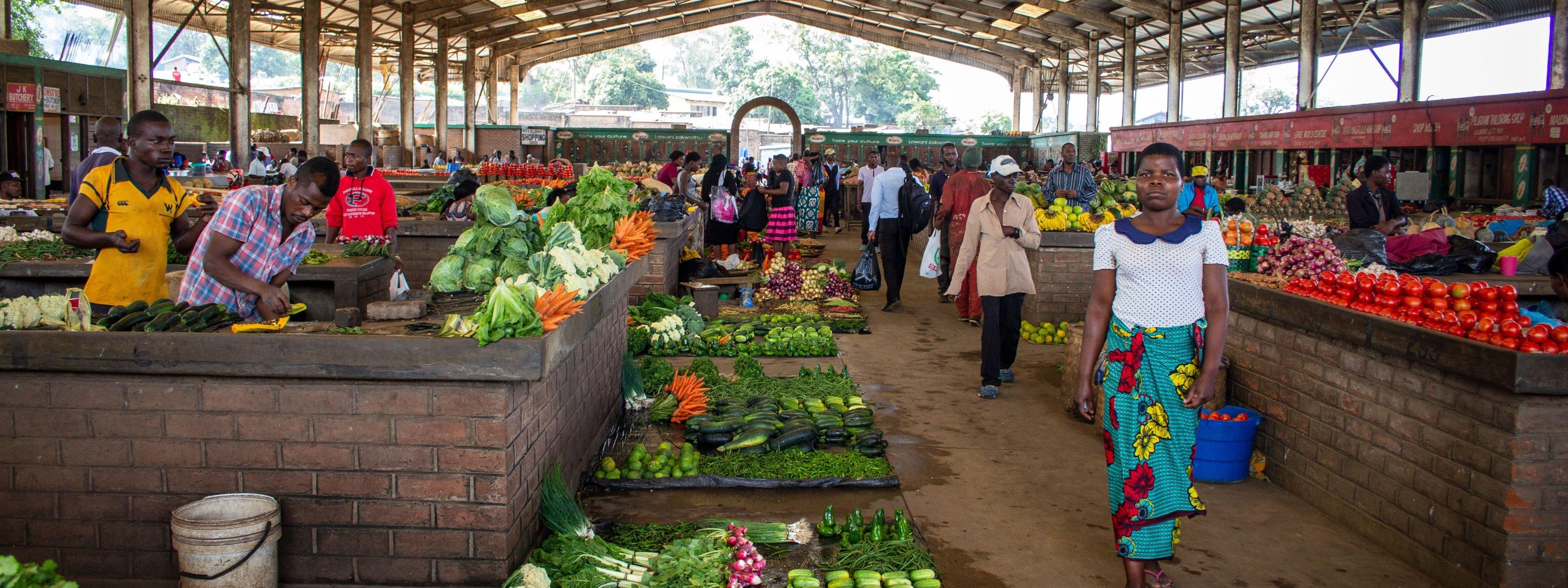 Die Markthalle in Blantyre in Malawi mit einem reichen Angebot an Obst und Gemüse