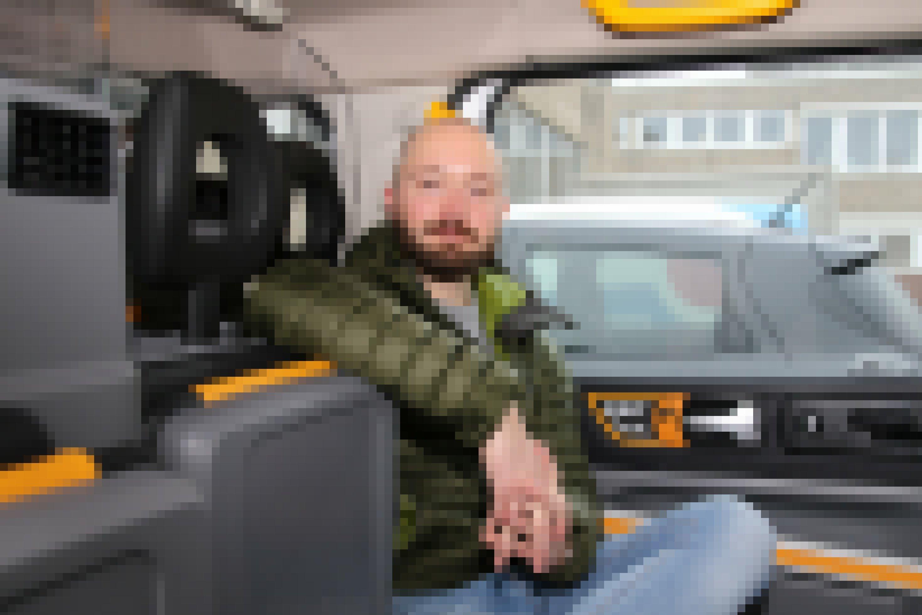 Projektleiter Martin Dönch sitzt in einem Elektro-Taxi