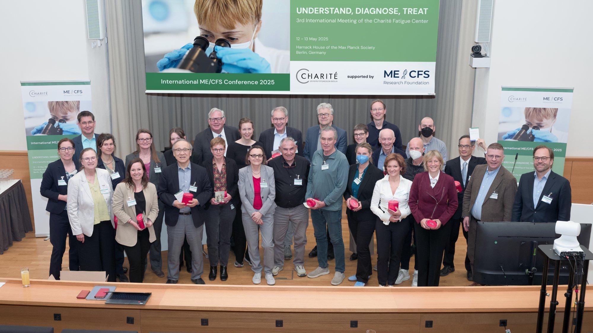 Gruppenfoto von internationalen Wissenschaftlern in einem Hörsaal.