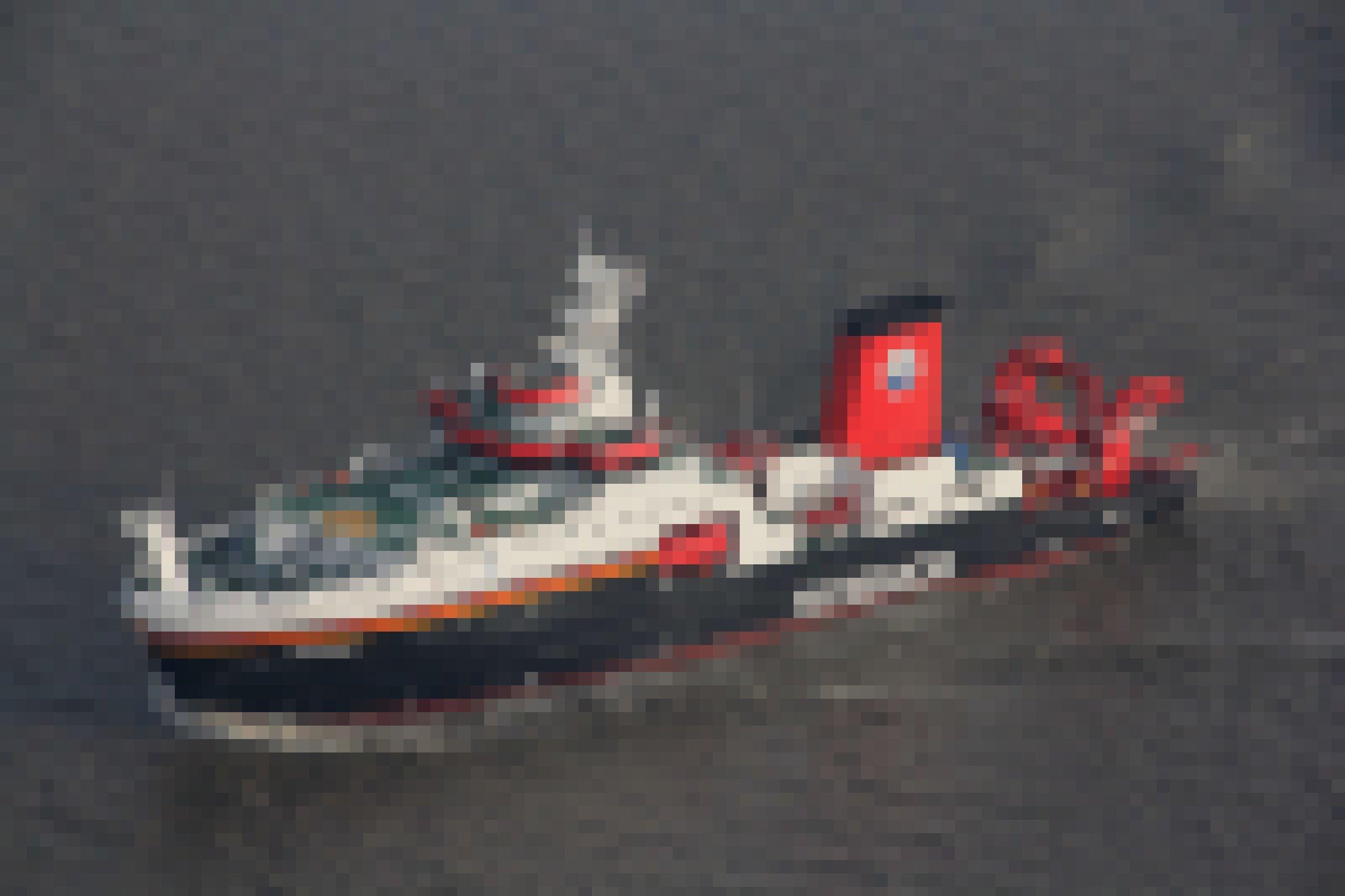 Ein mittelgroßes Schiff in Schwarz. Weiß und Rot, auf dem groß das Wort „Science" steht.