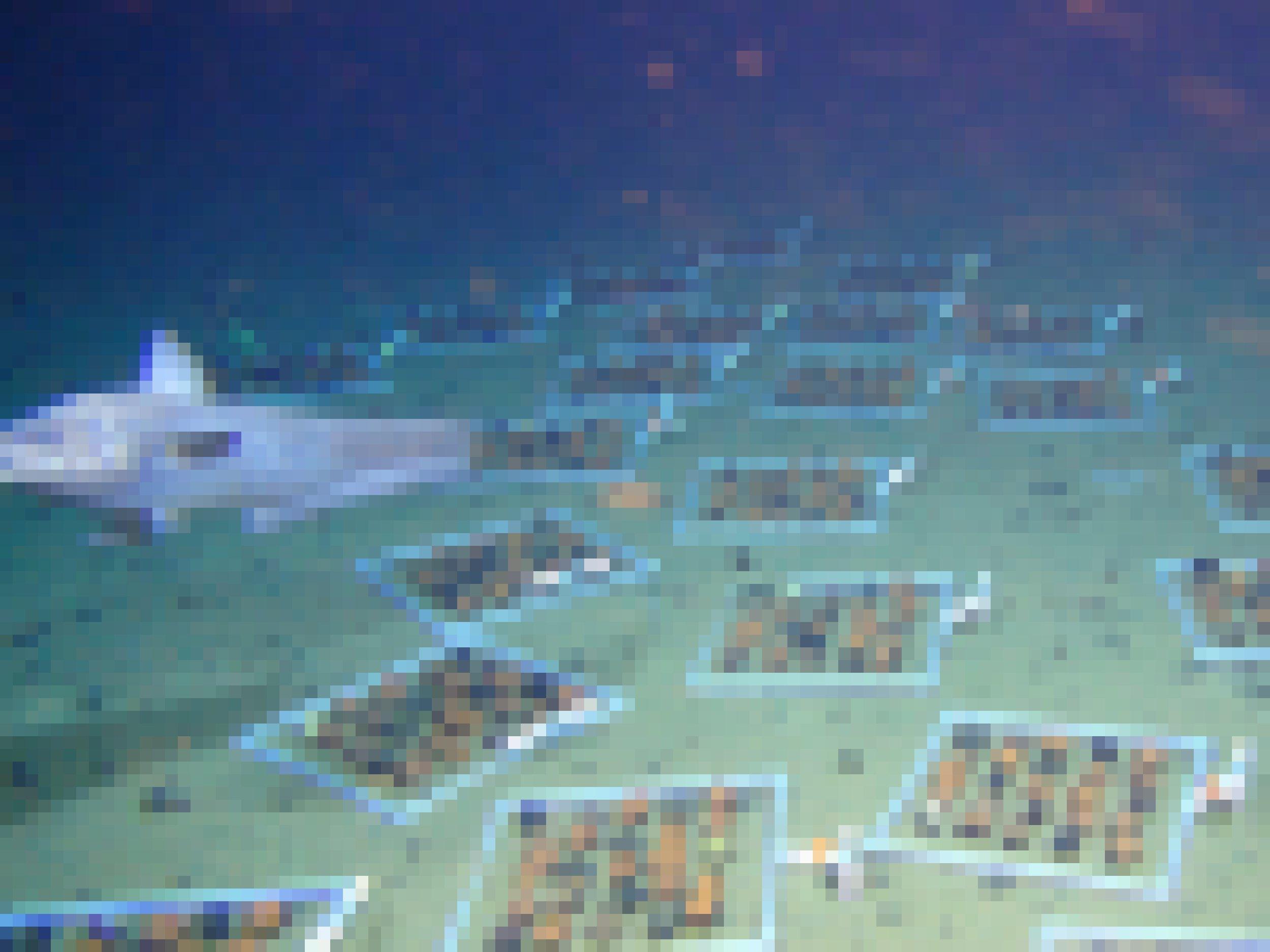 Auf dem Meeresboden liegen Knollen in künstlichen Rahmen, ein Fisch schwimmt aus dem Bild.