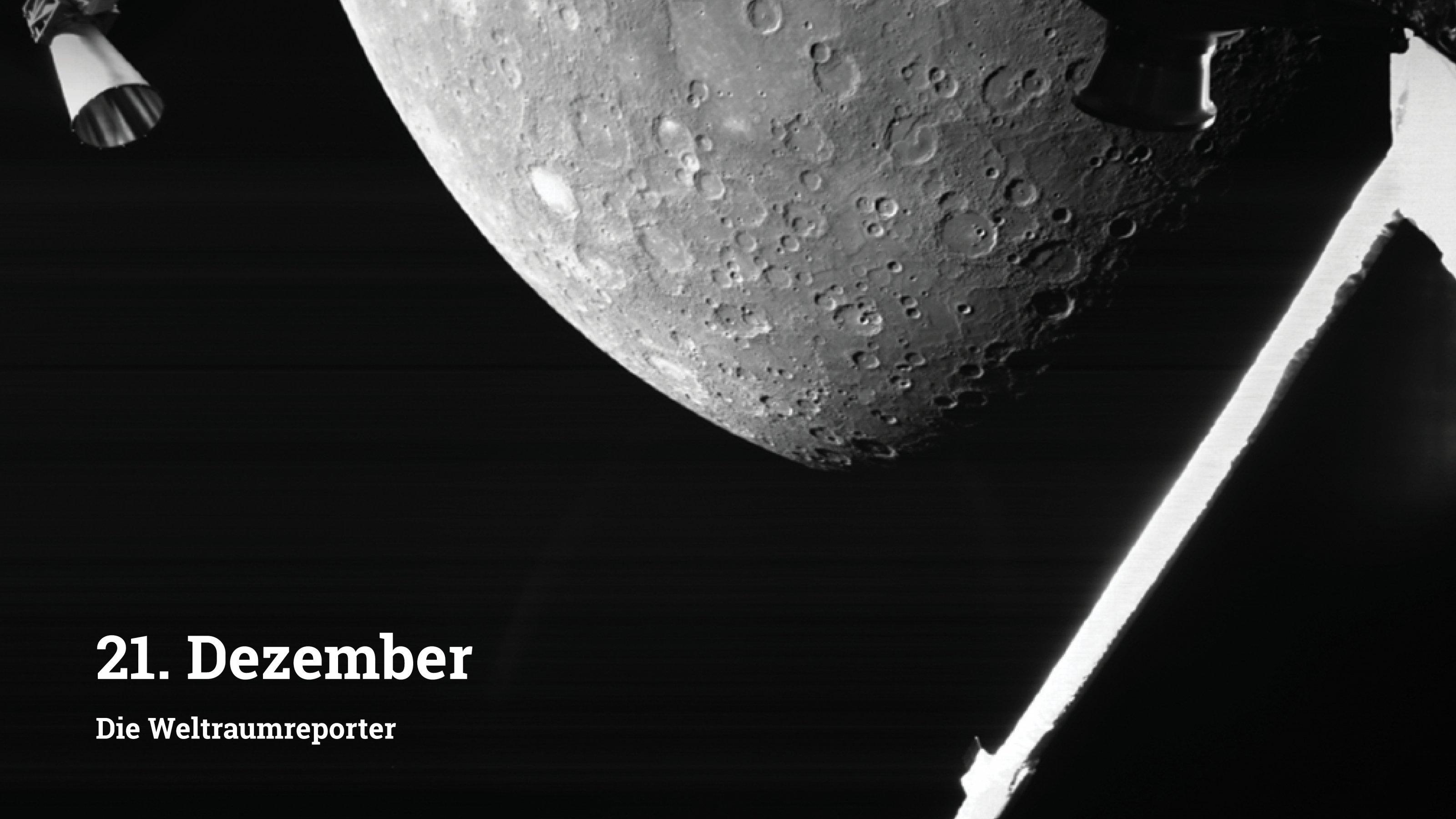 Ein Raumsonden-Selfie: Man sieht einen herausragenden Mast und ein seitliches Triebwerk von BepiColombo, dahinter die kraterzerfurchte Oberfläche Merkurs.