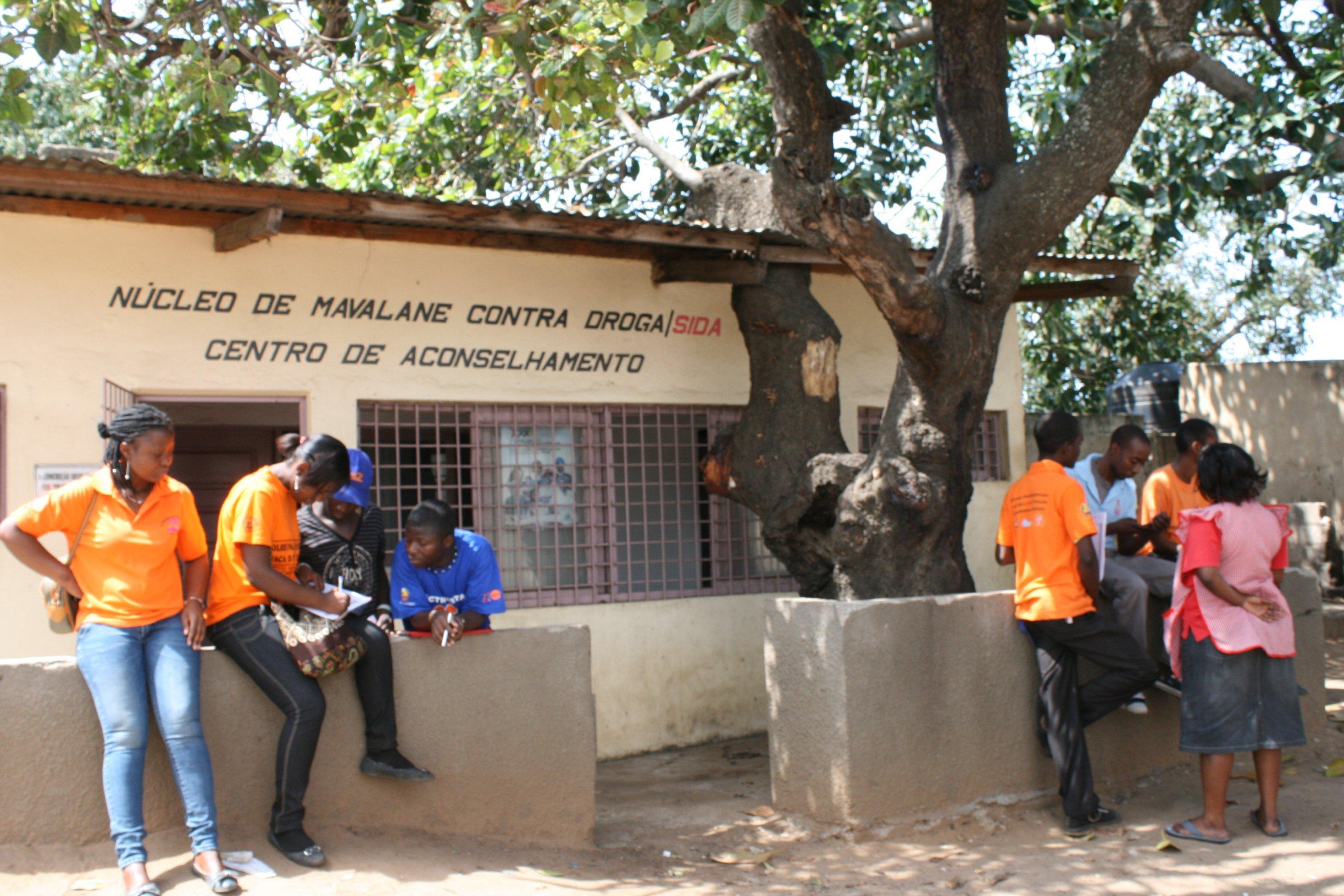 Aktivisten der "Generação Biz‘ sitzen auf einer Mauer vor einem Jugendzentrum in Maputo