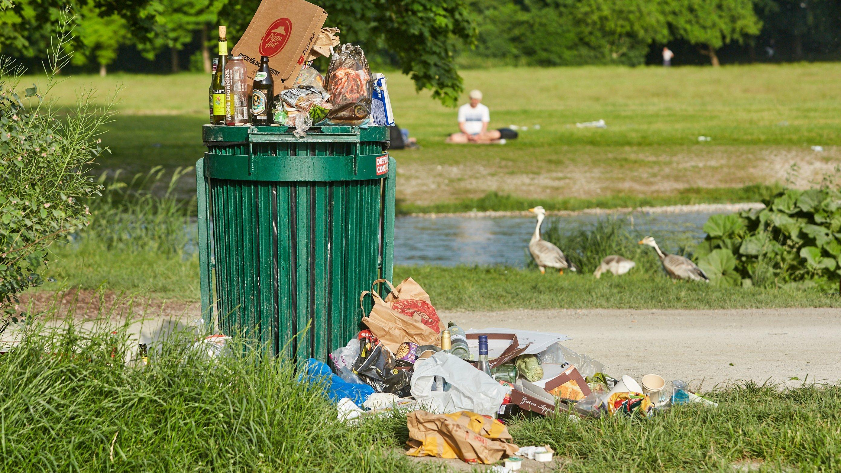 Reinigungstruppen beseitigen große Mengen an Müll im Englischen Garten in München ab 3 Uhr nachts die durch die Partys der lauen Sommernächte entstanden sind