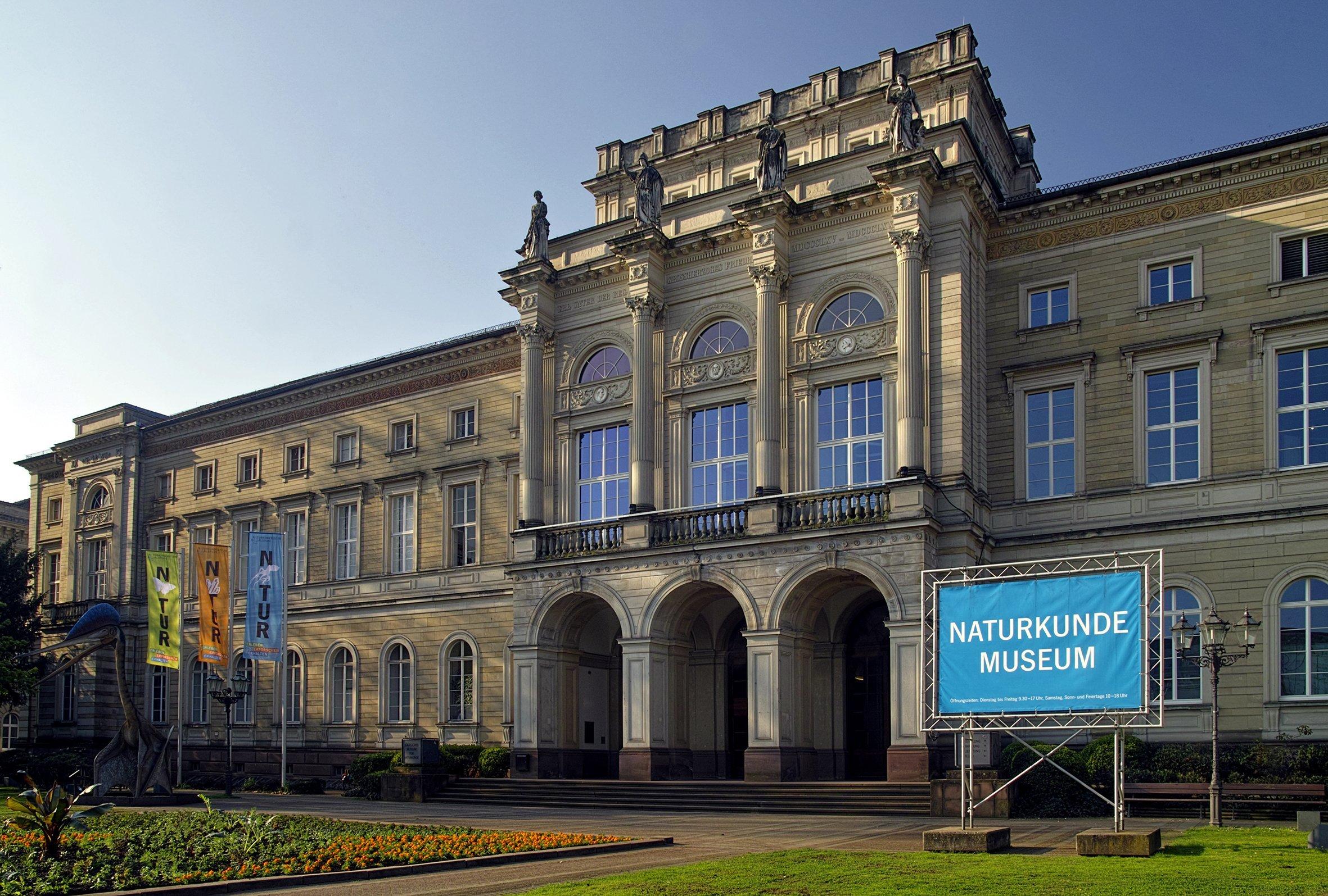 Außenansicht des Naturkundemuseums Karlsruhe aus dem 19. Jahrhundert. Die Mitte des historistischen Gebäudes ist durch eine Kuppel hervorgehoben.