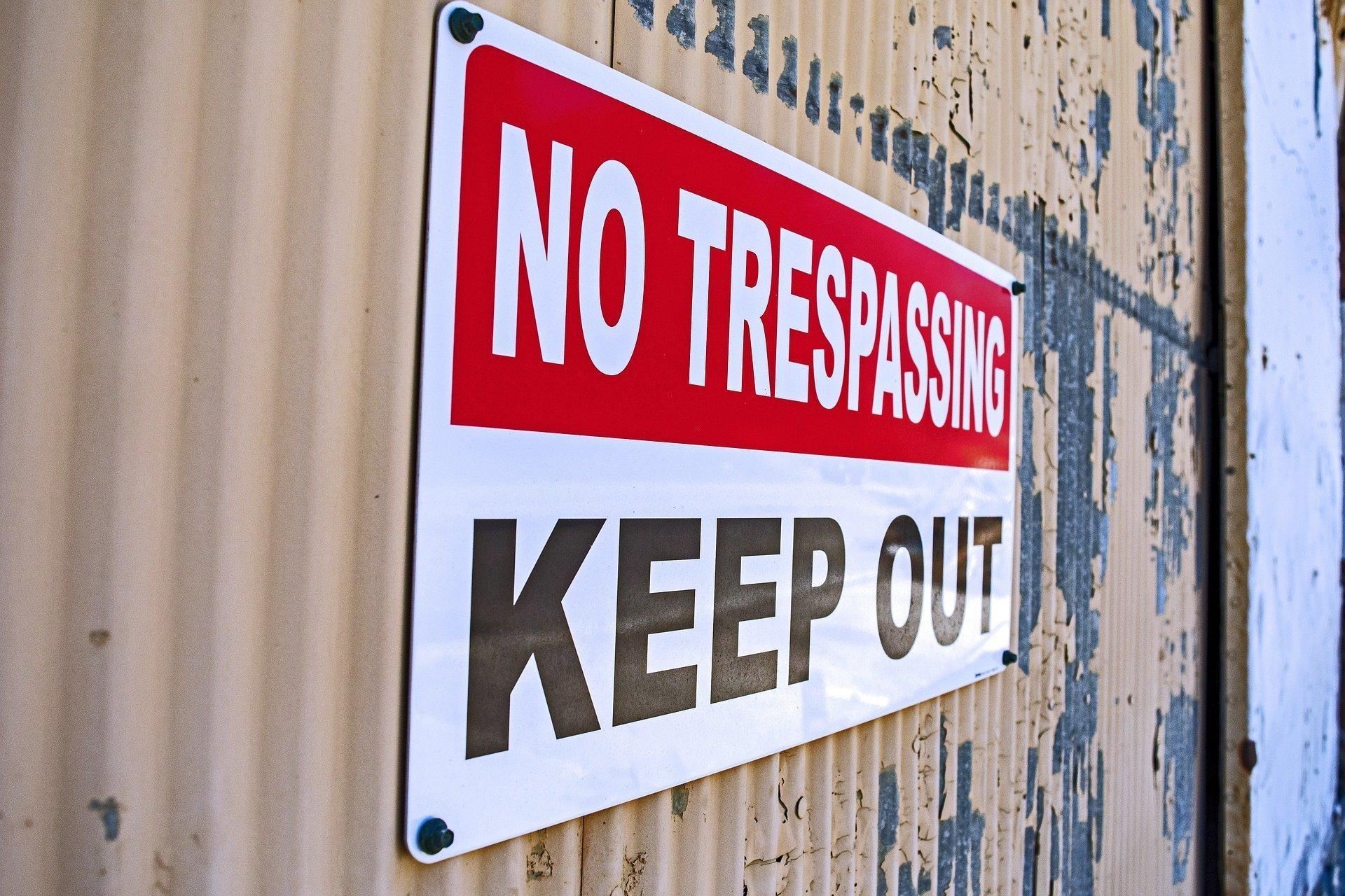 Schild „Keep Out“ an einer offenen Schiebetür