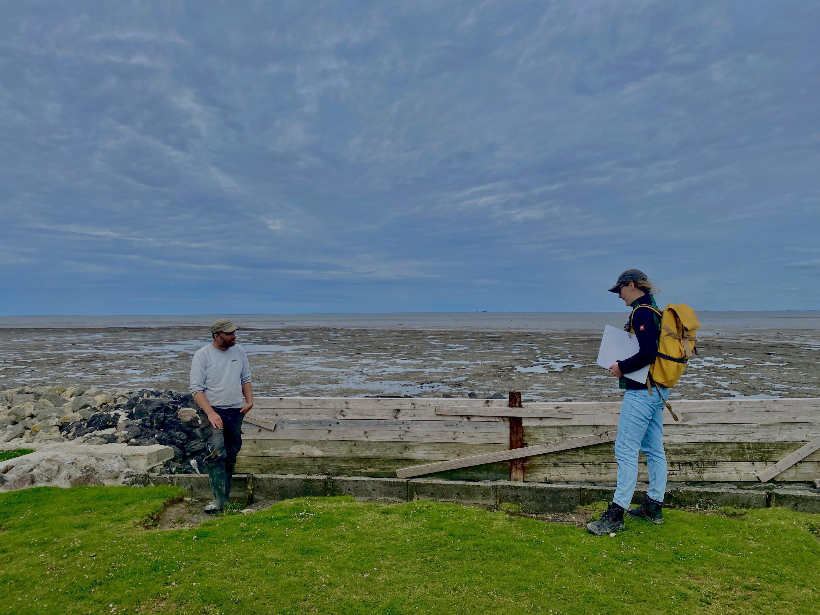 Frau und Mann betrachten ein Holztor