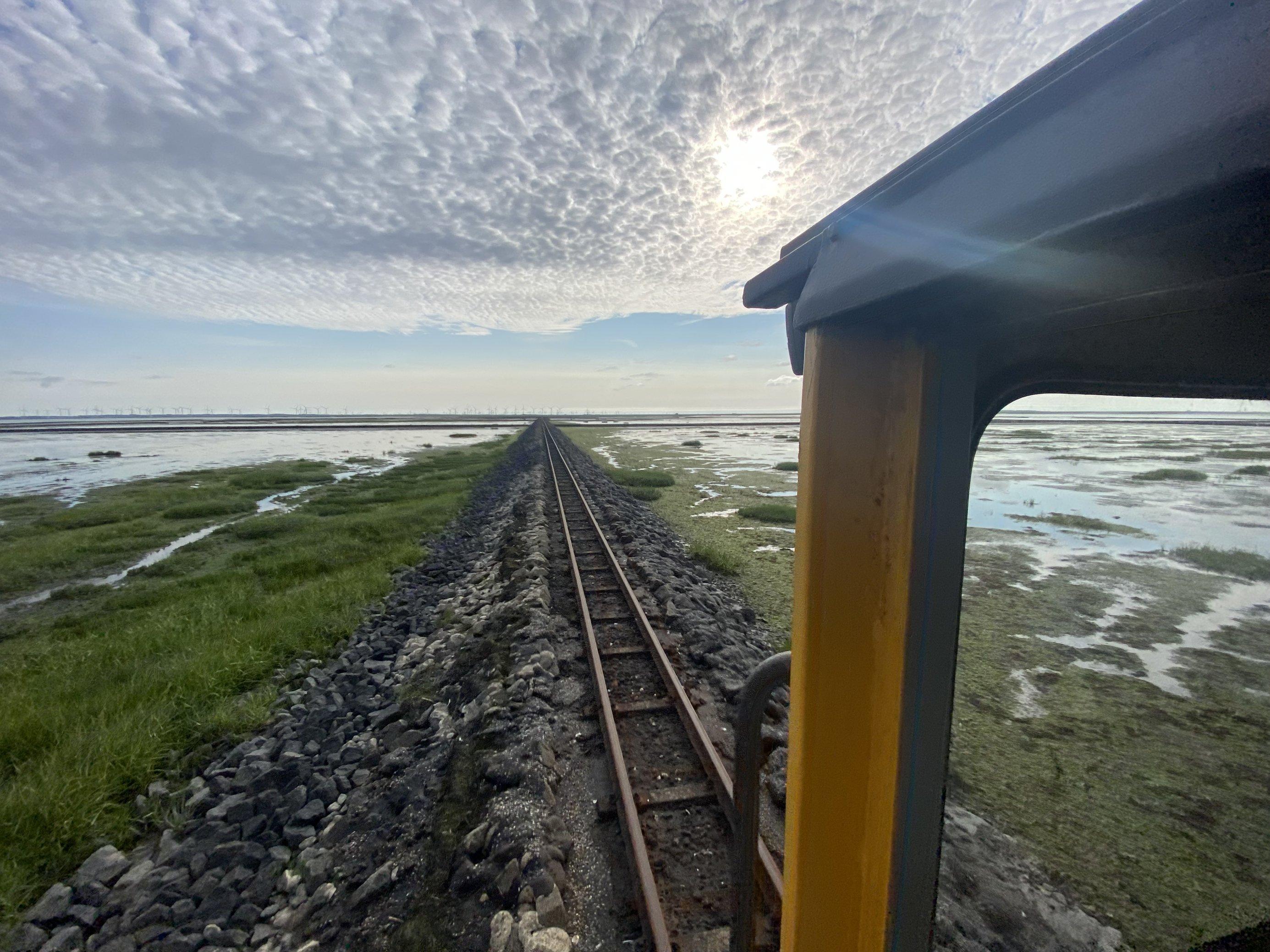 Lore fährt auf Hallig
