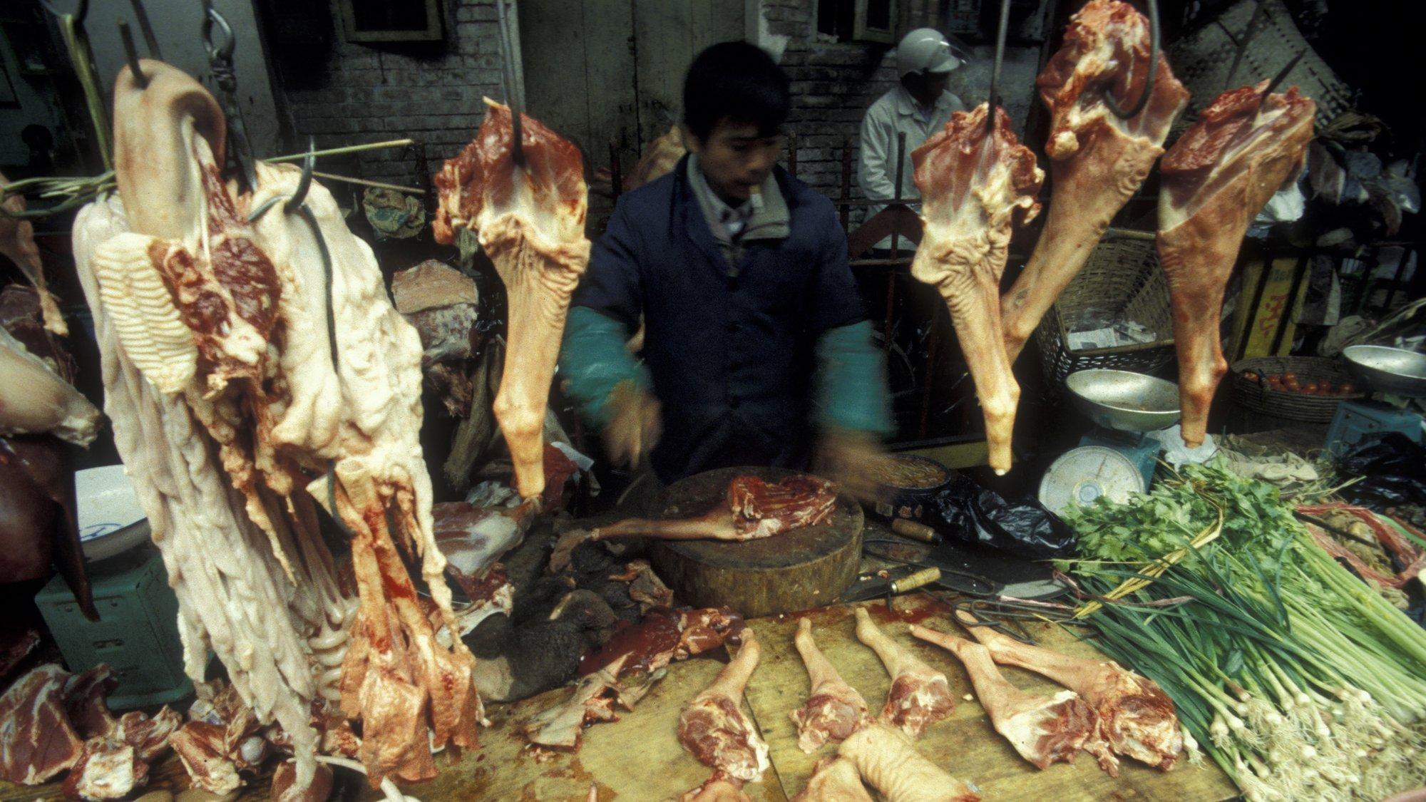 Das Bild zeigt einen Stand auf einem Markt in Guangzhou, auf dem Fleisch offen angeboten wird.