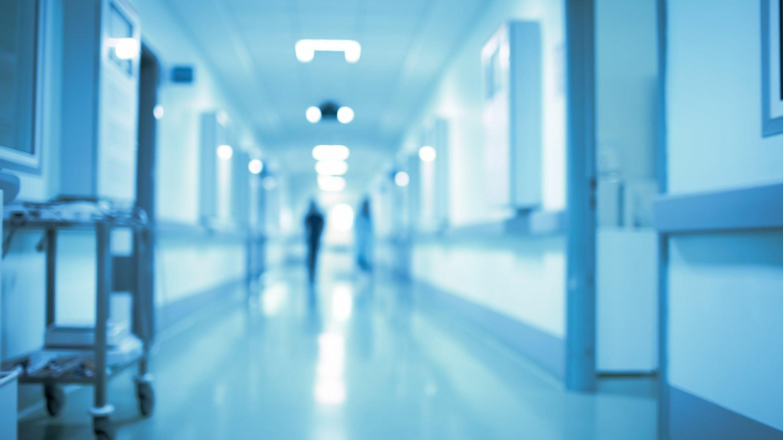 Ein langer Flur im Krankenhaus - Über eine Patientenverfügung kann man Ärzten mitteilen, wie man behandelt werden möchte.