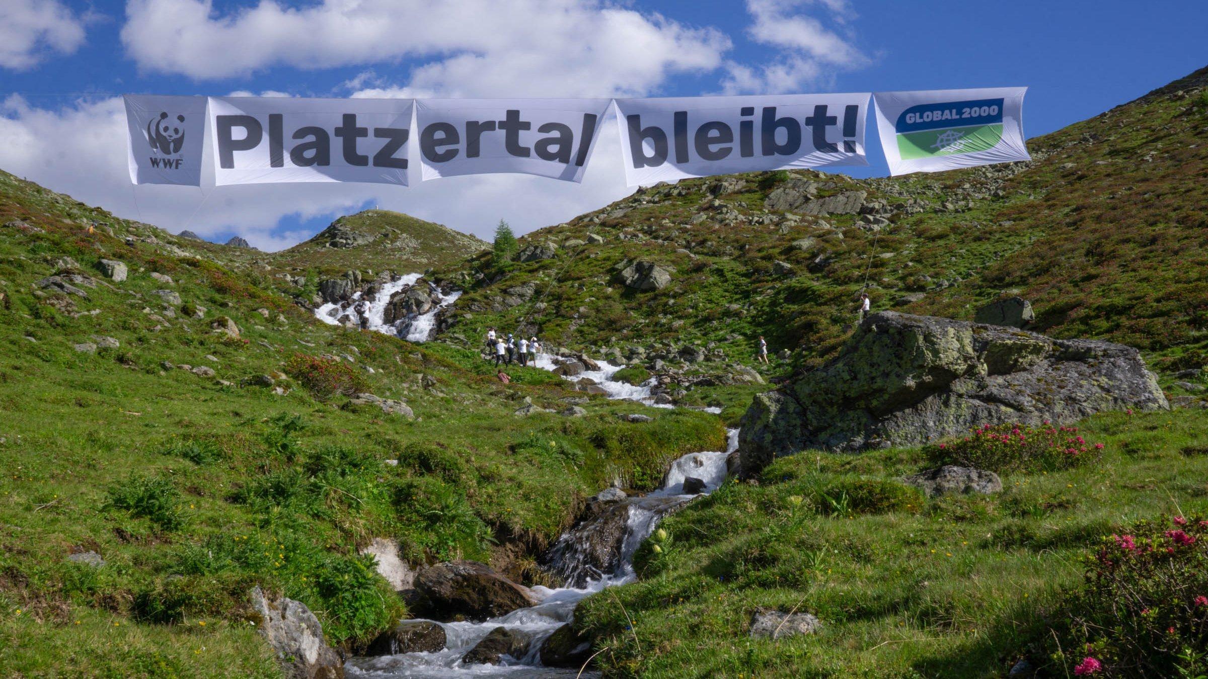 Weißes Transparent über Gebirgsbach