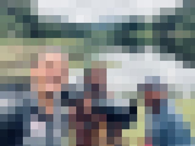 Foto ist ein Selfie von Tom Vierus und seinen lokalen Begleitern, die ihm halfen, seine Kamera sicher über den Fluss zu bringen