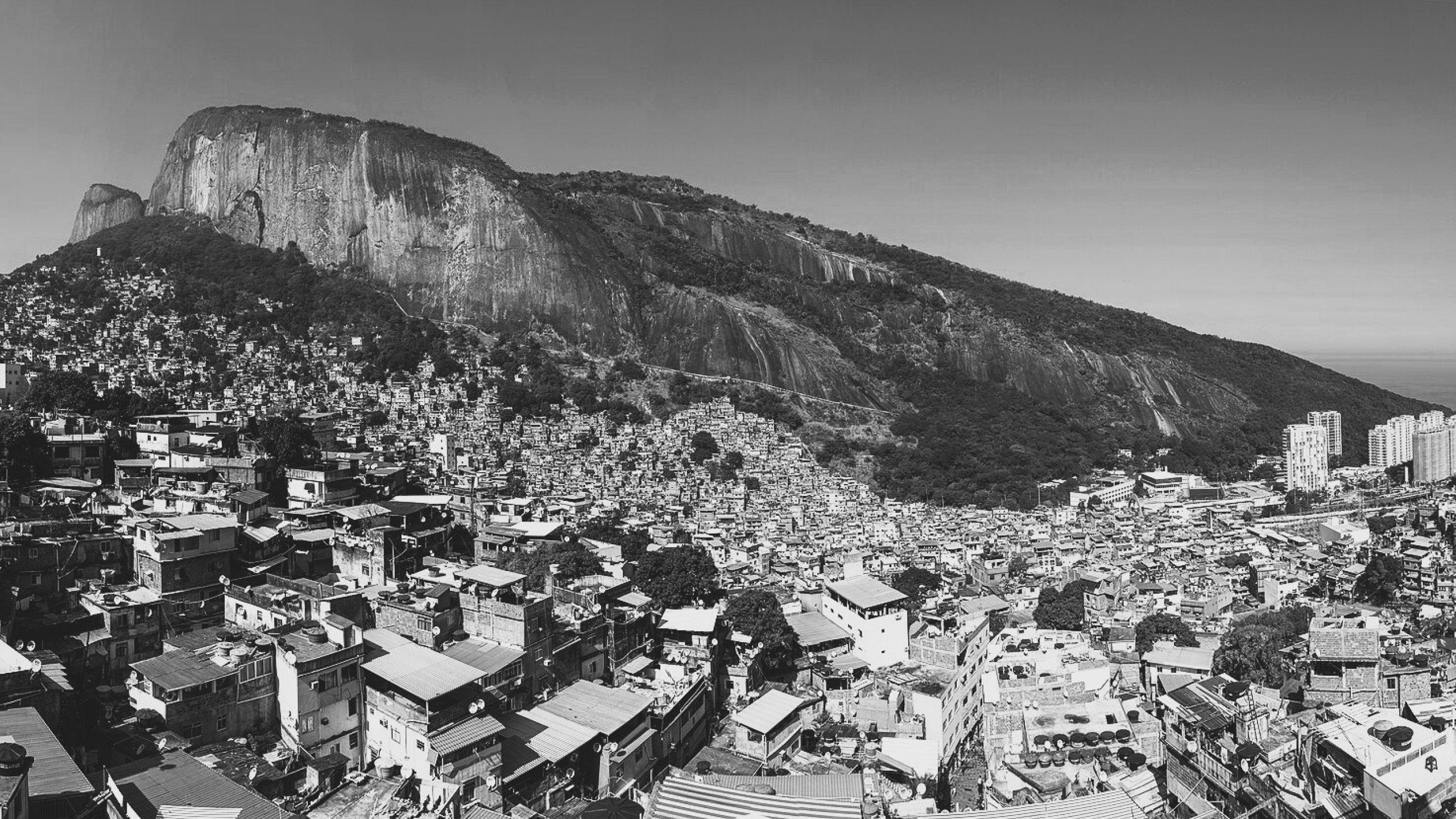 Panorama des sich an die Berge anschmiegenden Vororts Rocinha.