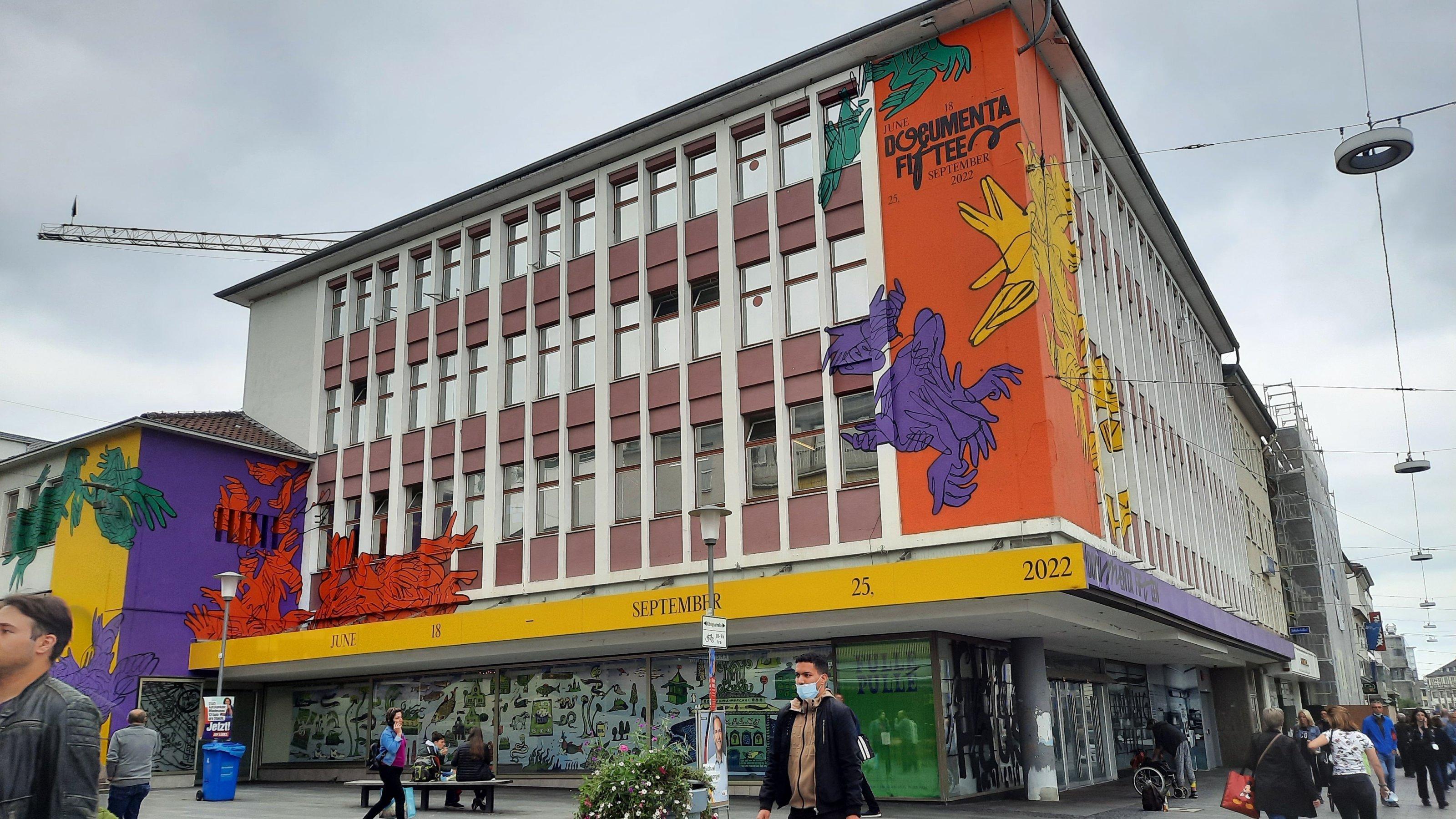 Die bunt bemalte ehemalige Kaufhalle in der Kasseler Fußgängerzone: Von hier aus bereitet das Artistic Team um ruangrupa die Documenta Fifteen vor.
