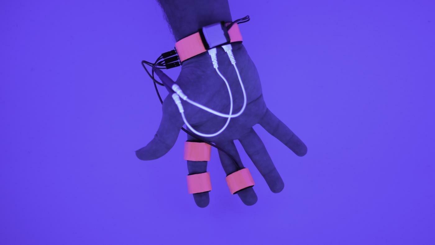 Am Zeigefinger, dem Mittelfinger und dem Handgelenk der Hand eines Probanden sind Sensor-Ringe befestigt.