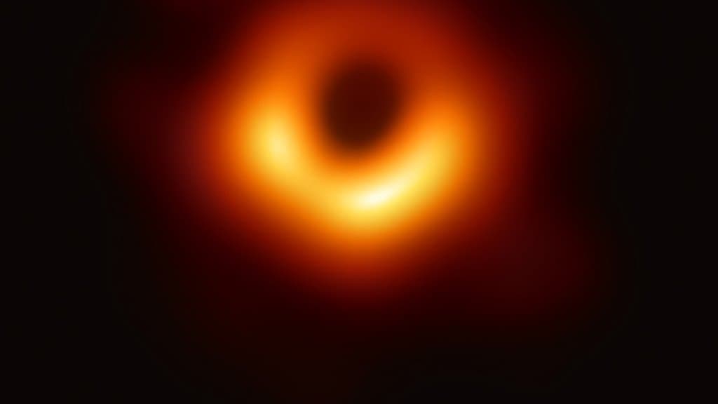 Das Schwarze Loch der Galaxie M87 erscheint als gelber Ring