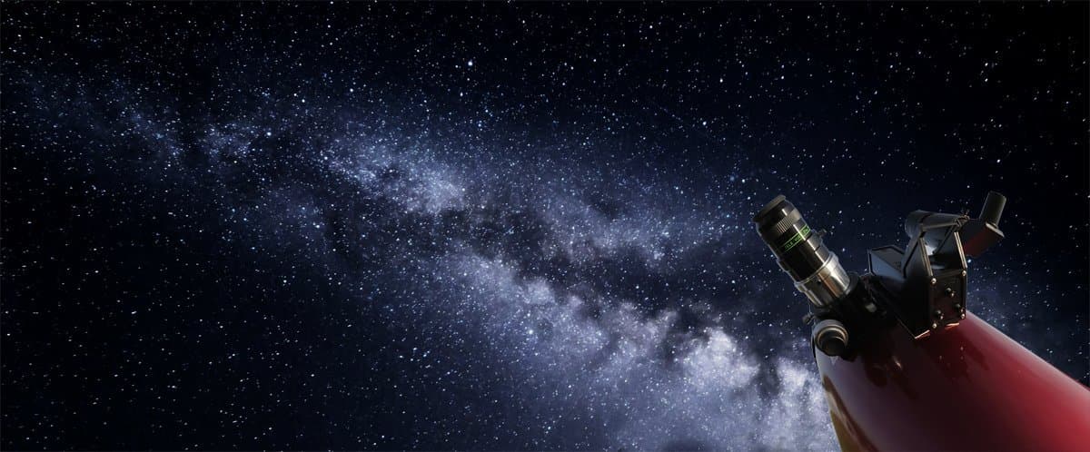 Diese Collage zeigt einen perfekten Sternenhimmel. Nicht jeder hat das Glück, Beobachtungsplätze mit dunklem Sternenhimmel vor der Haustür zu finden. Lichtverschmutzung, die Himmelsbeobachtungen stört oder gänzlich zunichte macht, ist heute selbst in ländlichen Regionen Thema. Das Bewusstsein für diese Form der Umweltzerstörung ist viel zu wenig ausgeprägt. Unter Lichtverschmutzung leiden Fauna, Flora - und der Mensch.
