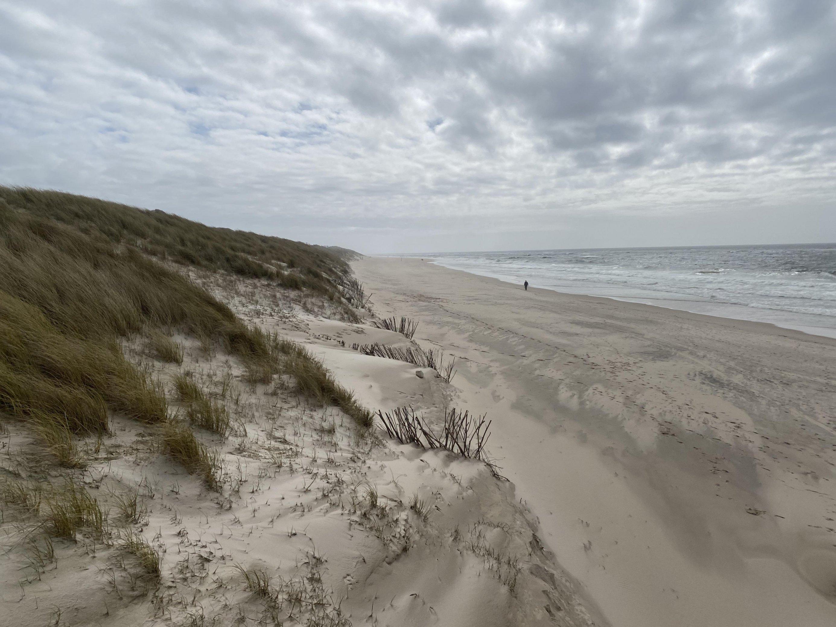 Strand am Meer mit Dünen am Bildrand