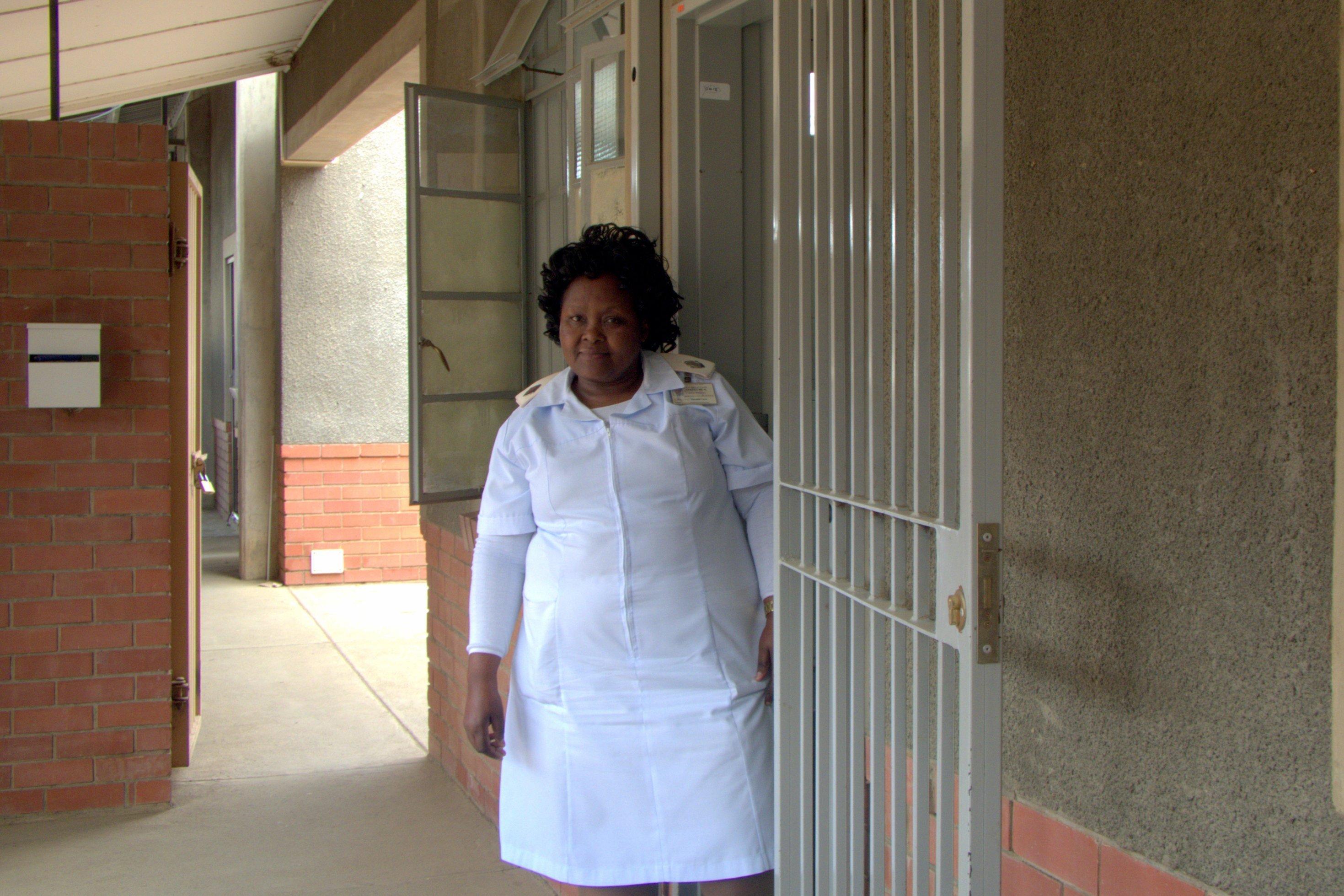Krankenschwester Edna Waryawa steht in der Tür der Tuberkulose-Klinik in Tugela Ferry, Südafrika
